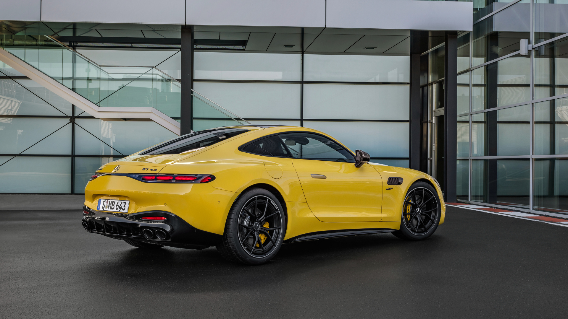 Вид сзади на желтый автомобиль Mercedes-AMG GT 43 Coupe 2024 года