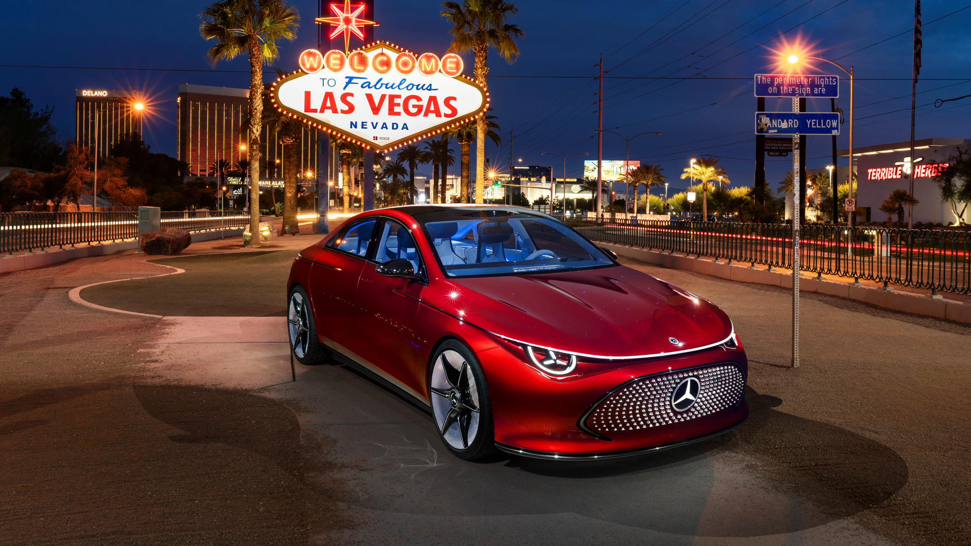 Красный автомобиль Mercedes-Benz Concept CLA Class