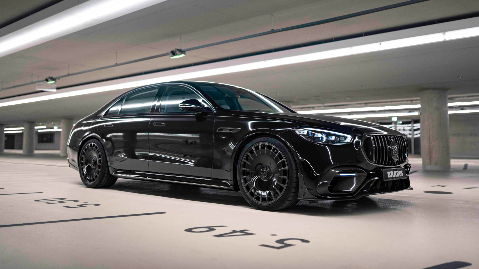 Стильный черный автомобиль Mercedes-AMG S 63 E Performance Brabus 930