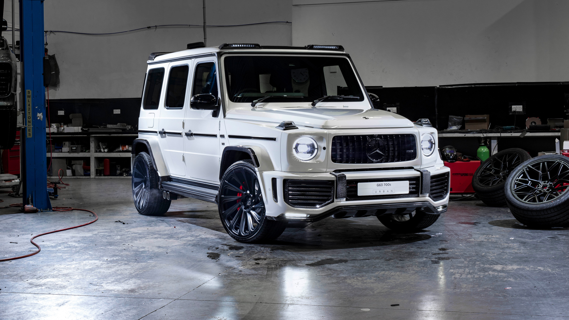 Белый внедорожник Urban Automotive Mercedes-AMG G 63