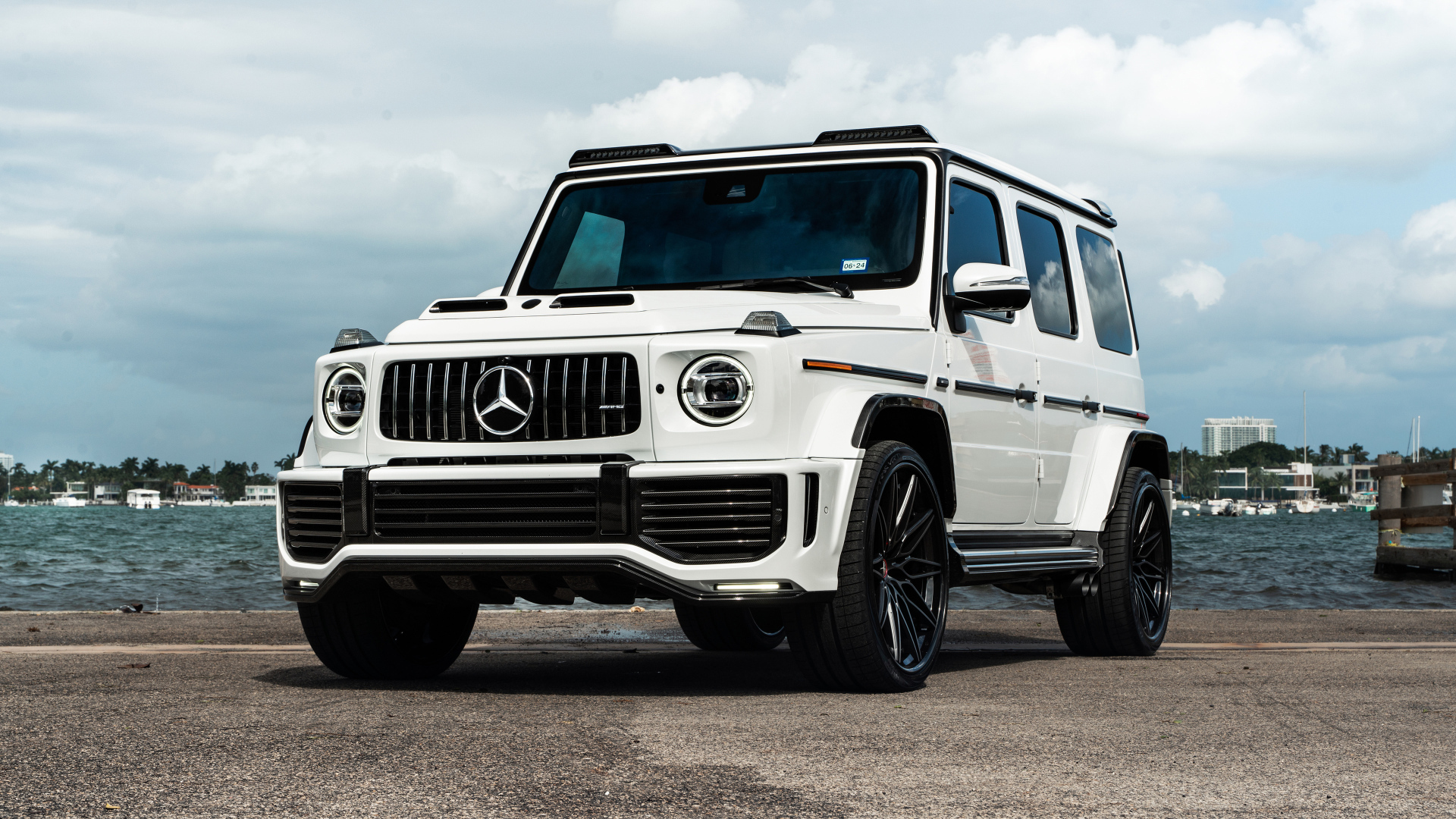 Белый автомобиль Urban Automotive Mercedes-AMG G 63 2024 года