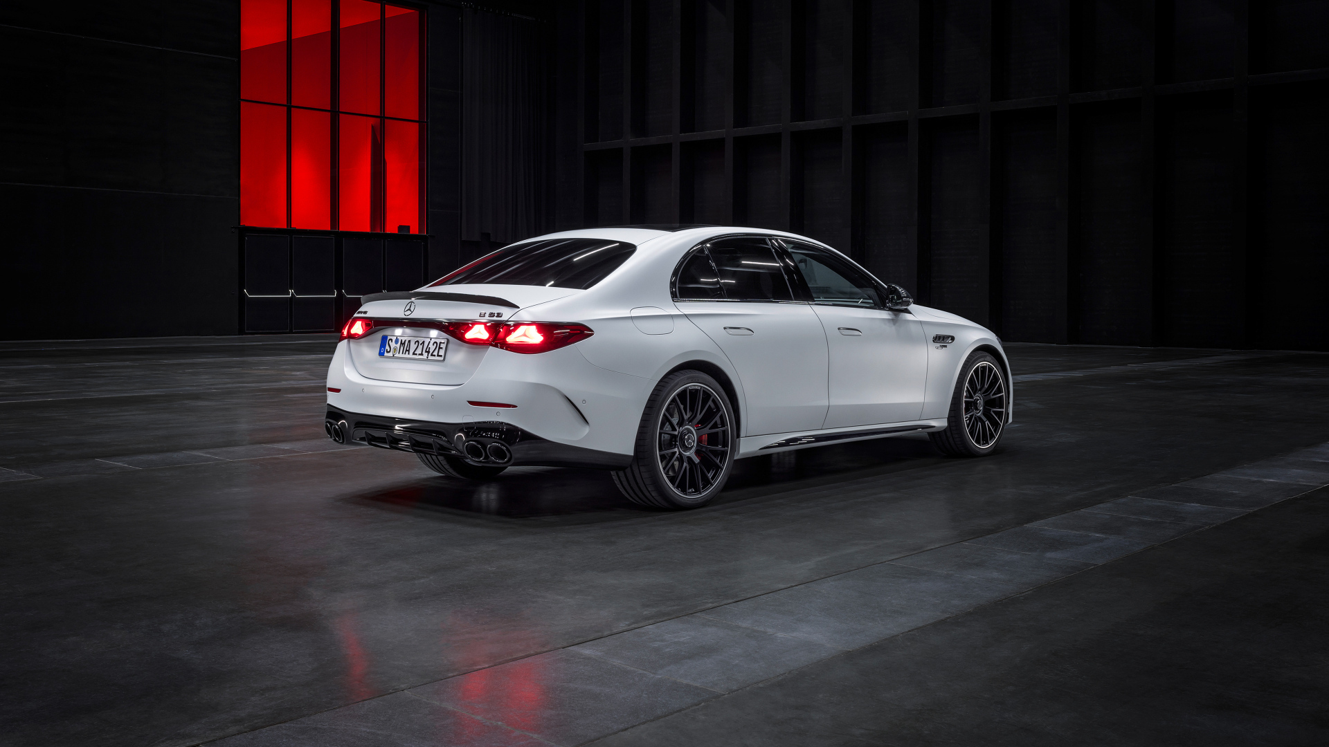 Белый автомобиль Mercedes-AMG E 53 HYBRID 4MATIC+ 2024  года вид сзади