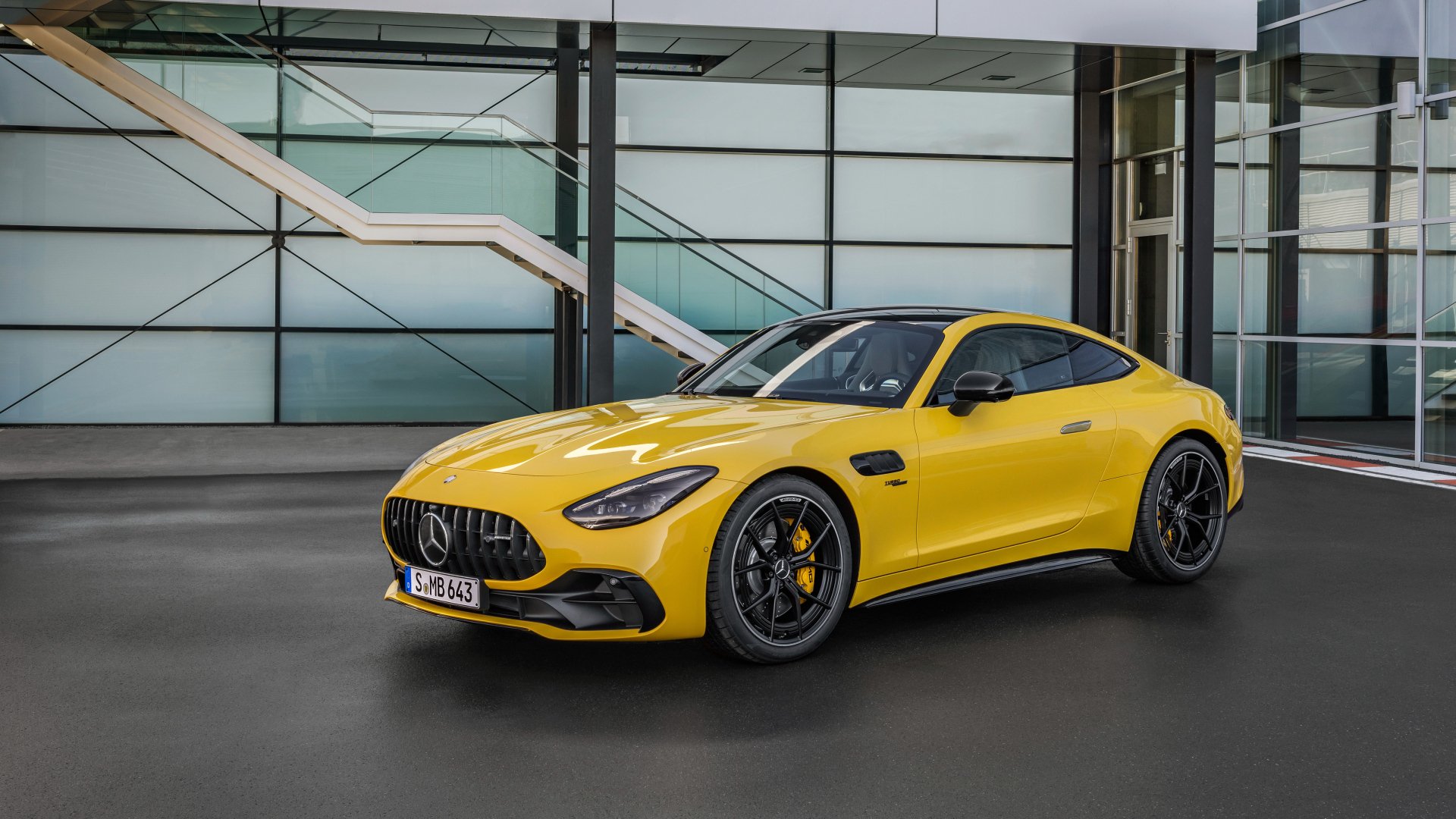 Желтый автомобиль Mercedes-AMG GT 43 Coupe 2024 года