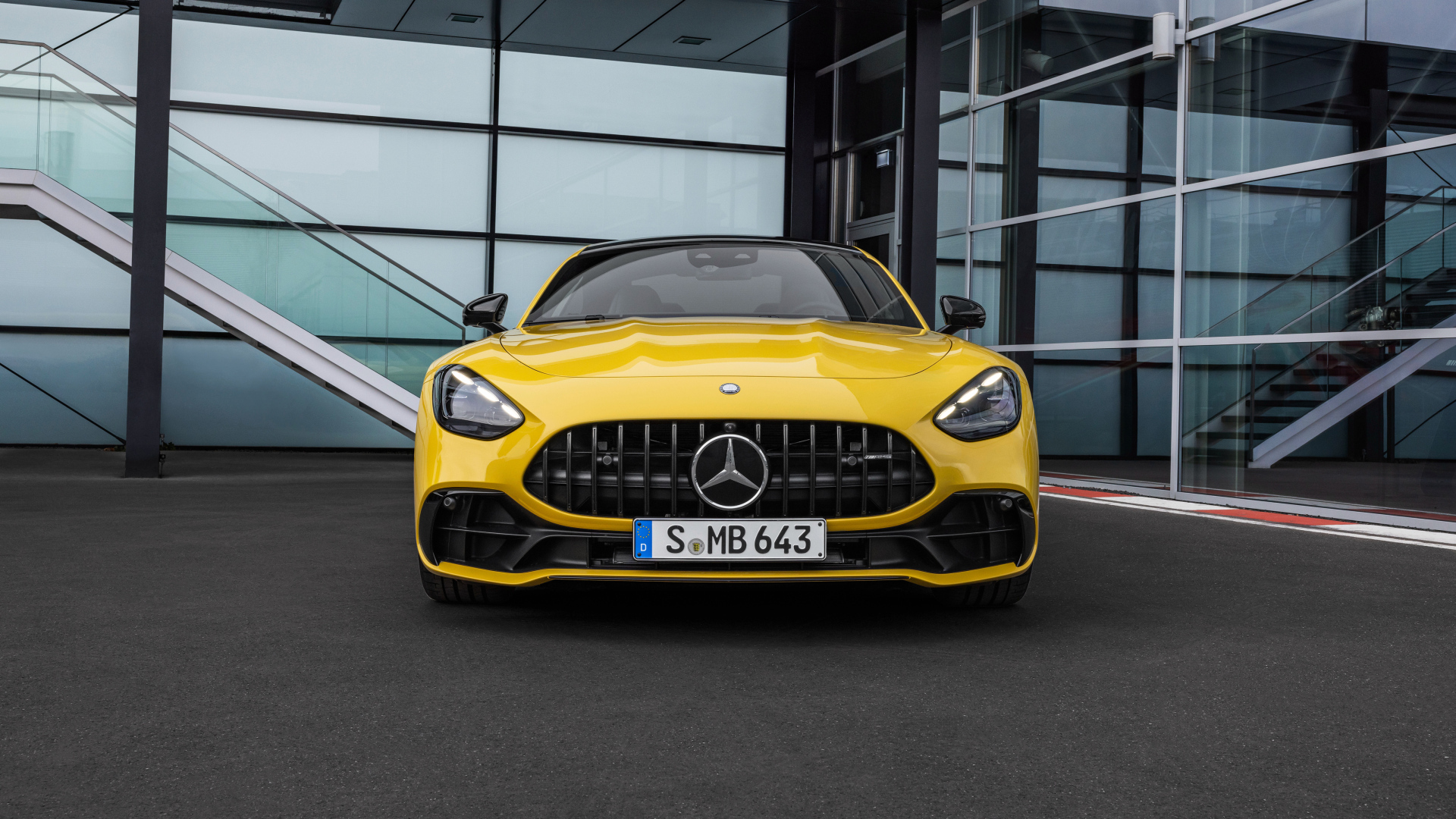 Желтый автомобиль Mercedes-AMG GT 43 Coupe 2024 года вид спереди
