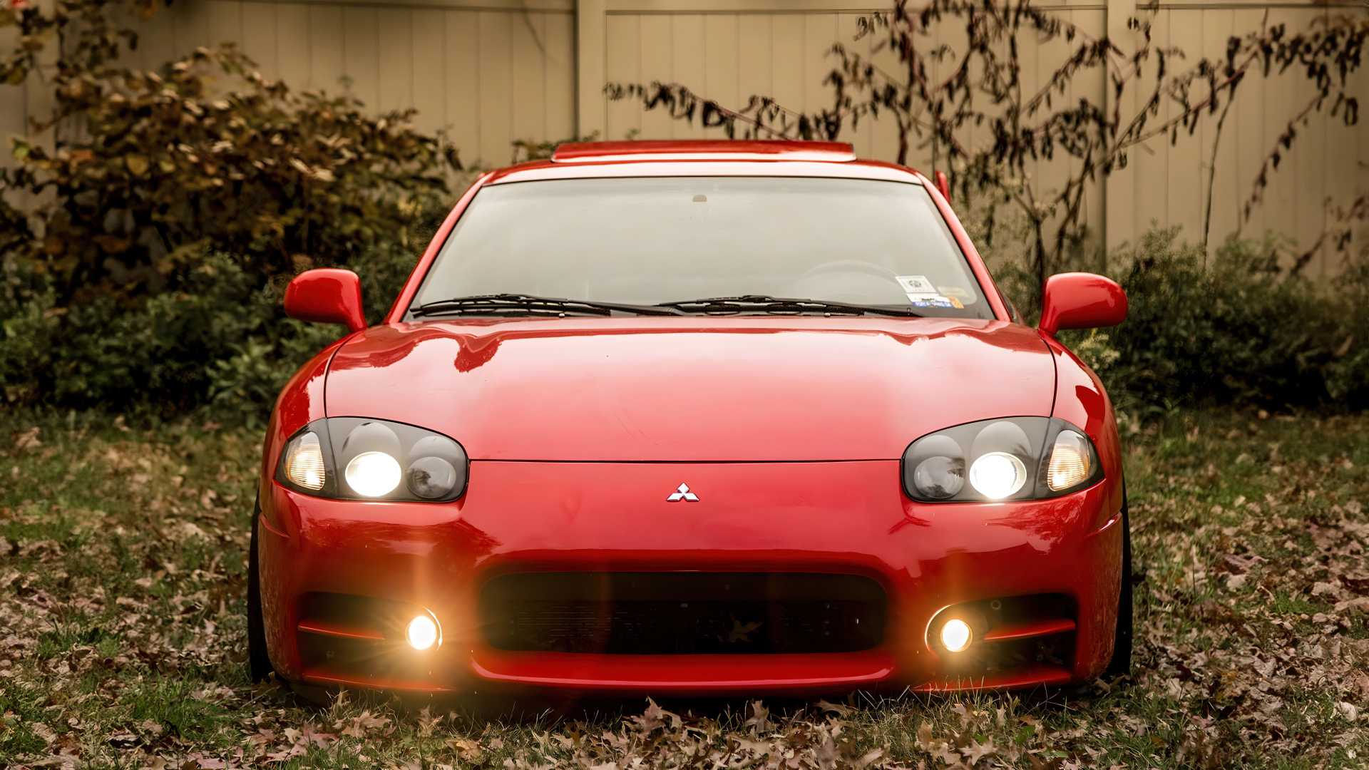 Вид спереди на красный автомобиль Mitsubishi 3000GT