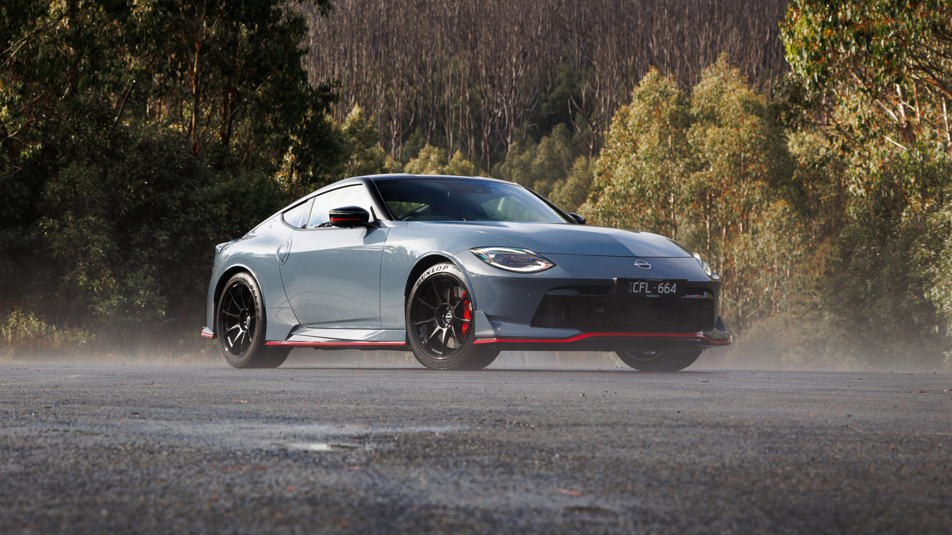 Серебристый автомобиль Nissan Z Nismo 2024 года