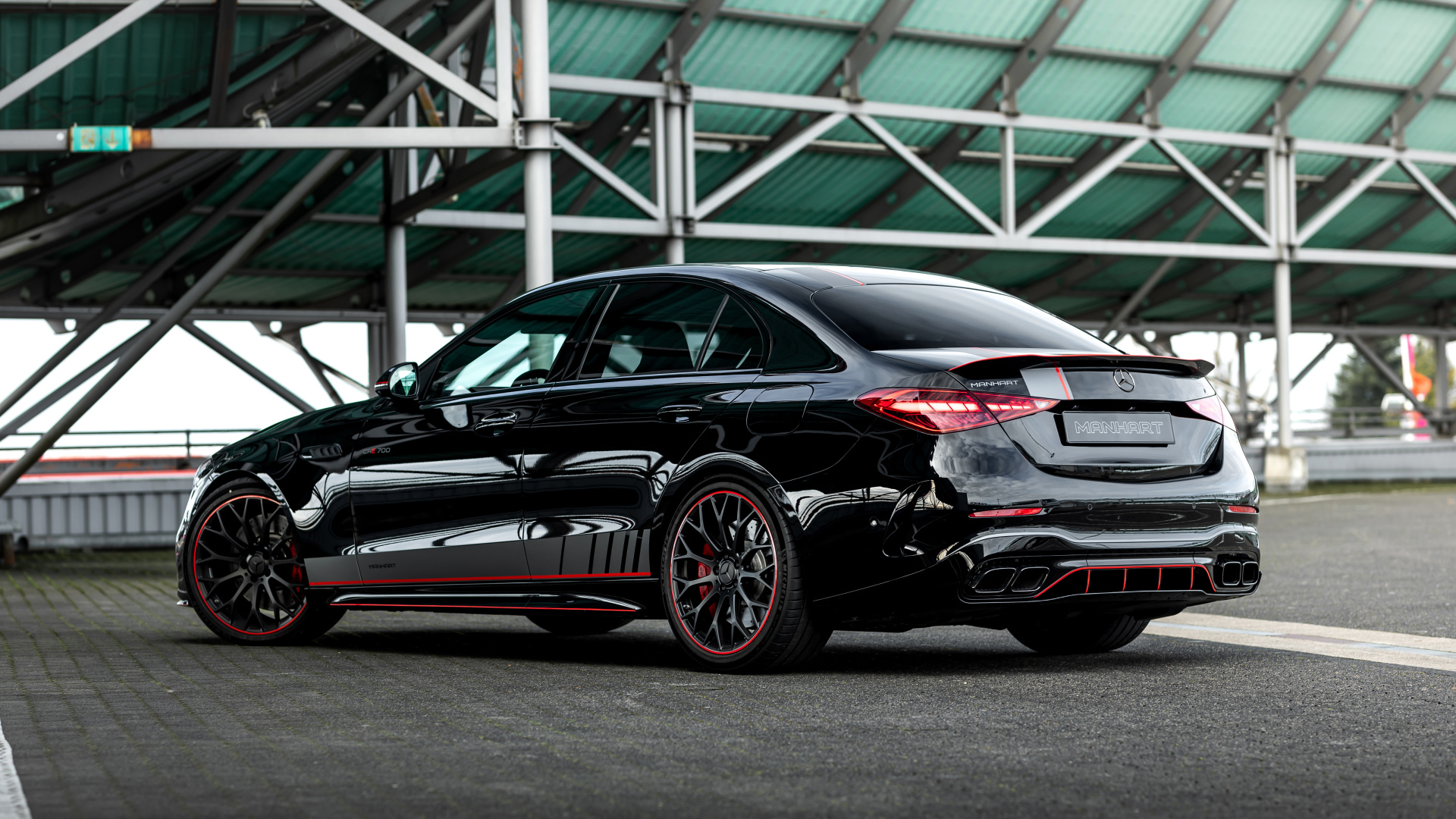 Черный автомобиль Manhart CRE 700 2024 года вид сзади