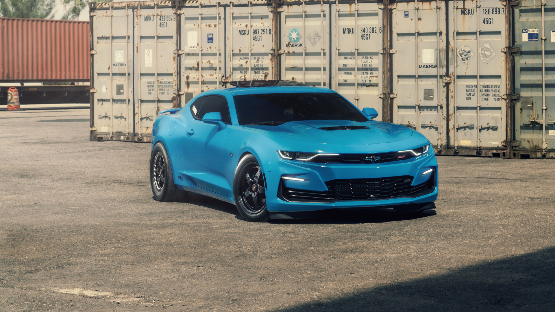 Голубой Customs Blue Chevy Camaro в порту