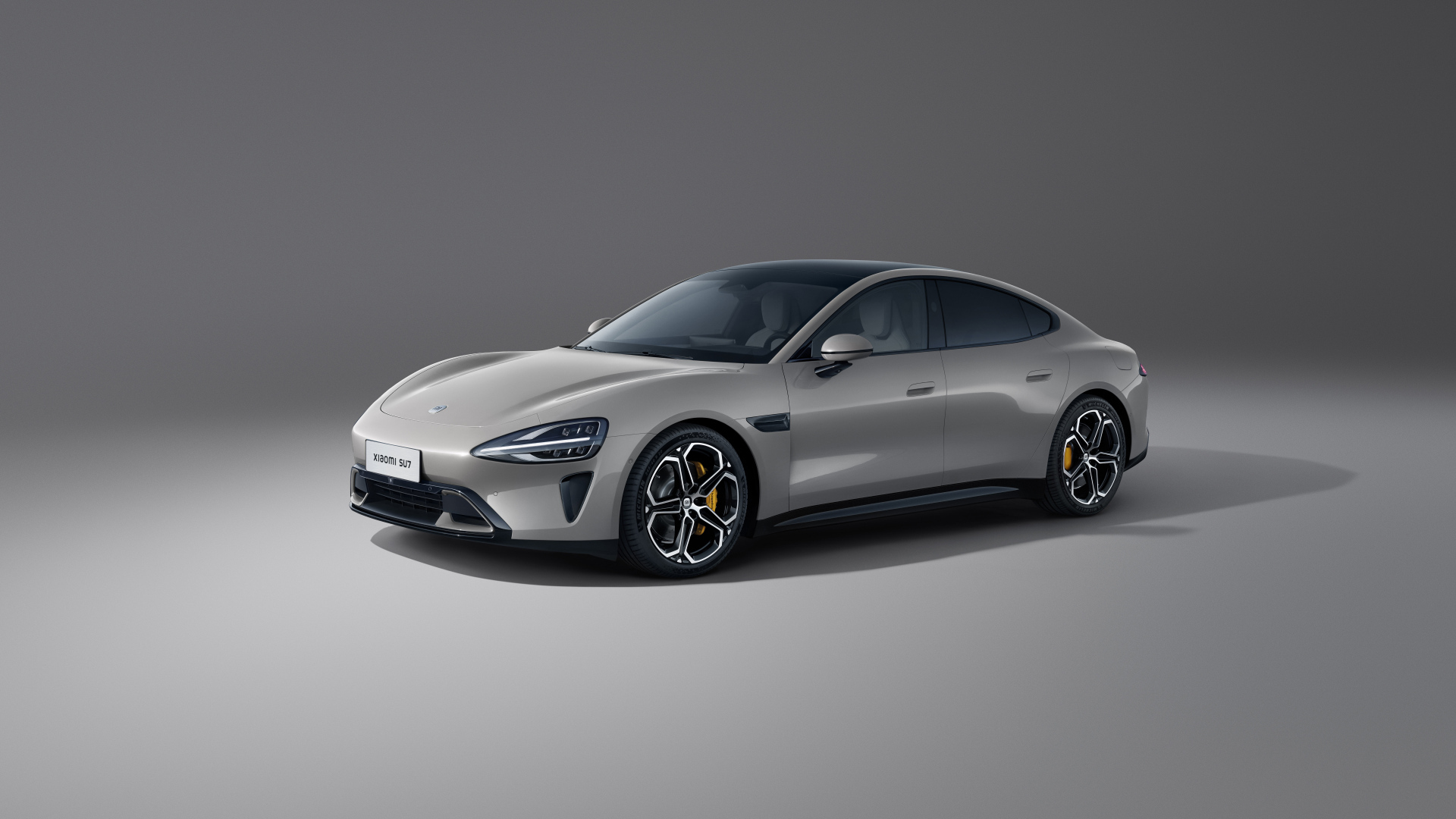 Серый автомобиль Xiaomi SU7 2024 года
