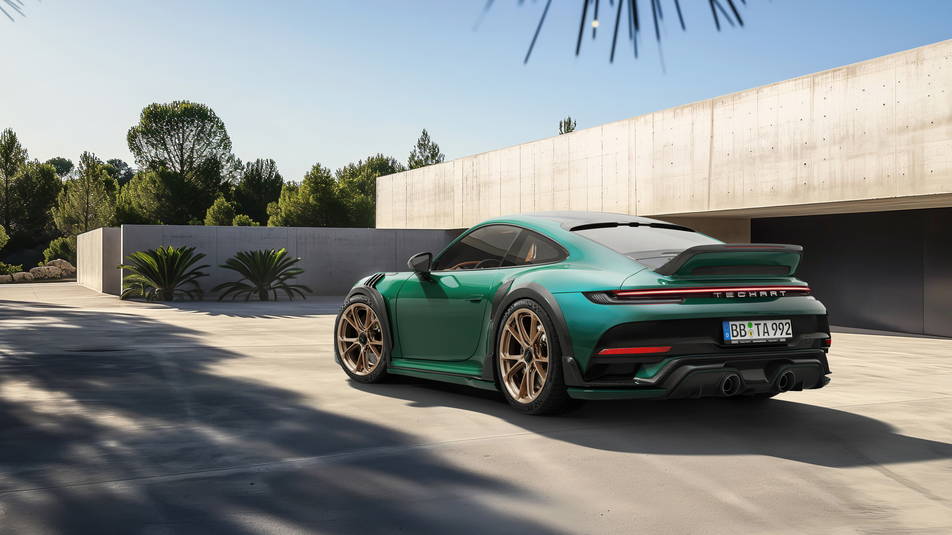 Зеленый автомобиль TechArt GTstreet R Touring вид сзади