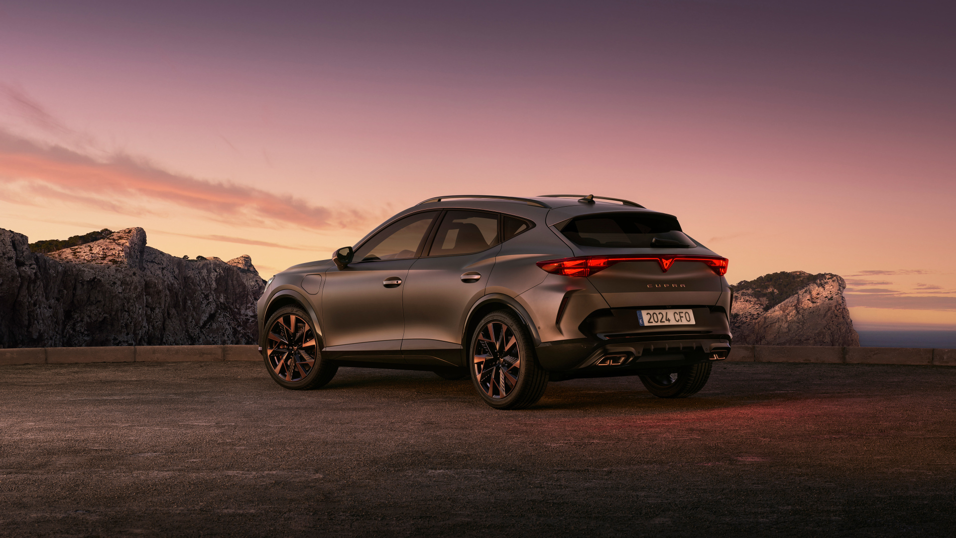 Вид сзади на автомобиль Cupra Formentor EHybrid 2024 года