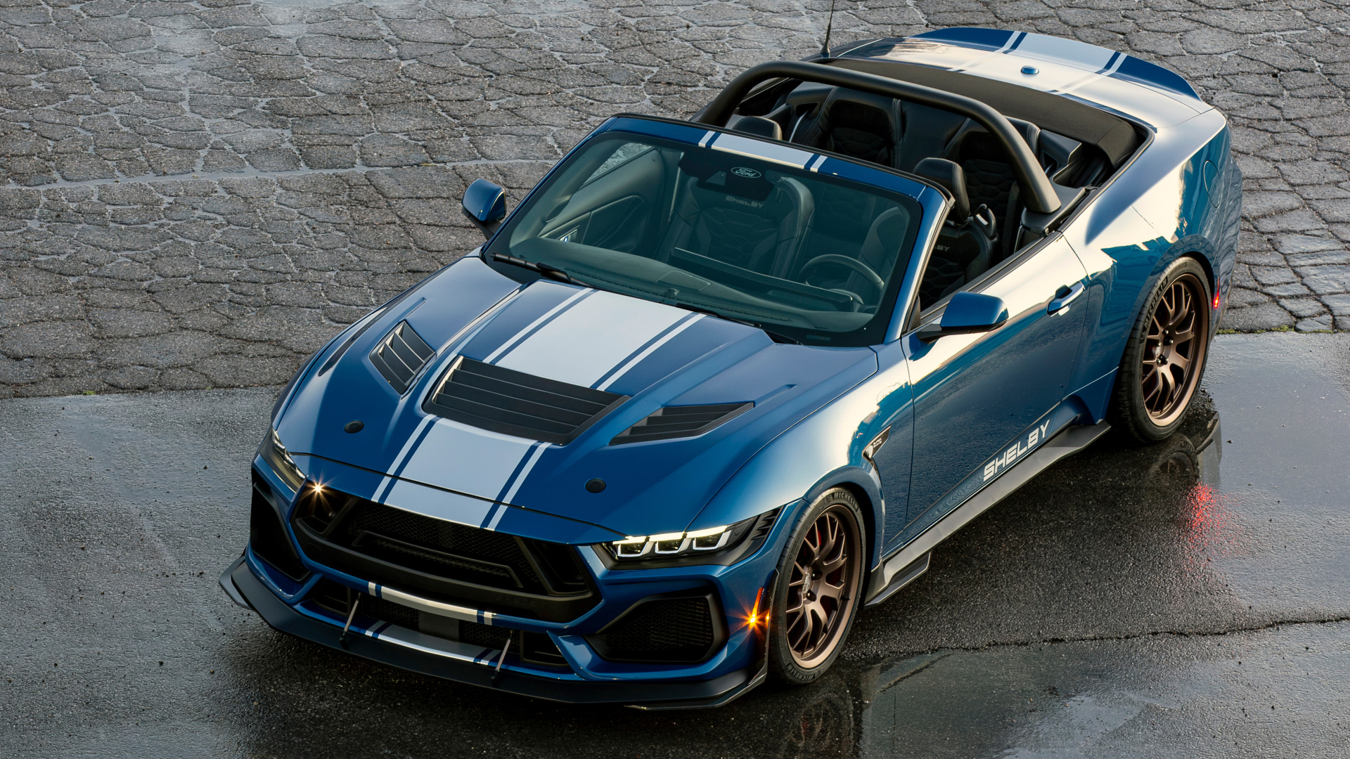 Вид на быстрый автомобиль Shelby Super Snake Convertible 2024 года