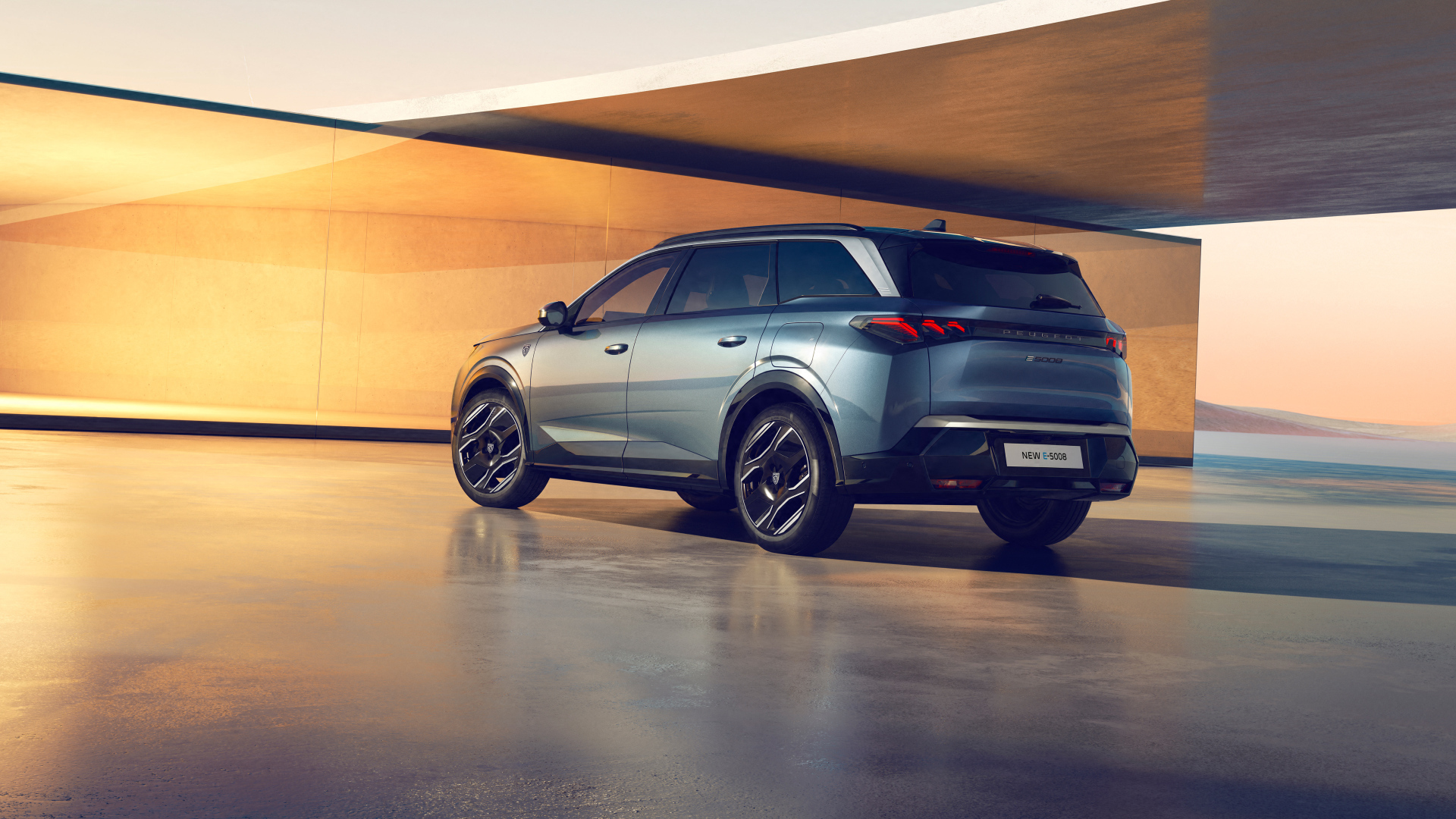 Вид сзади на внедорожник Peugeot E-5008 GT 2024 года