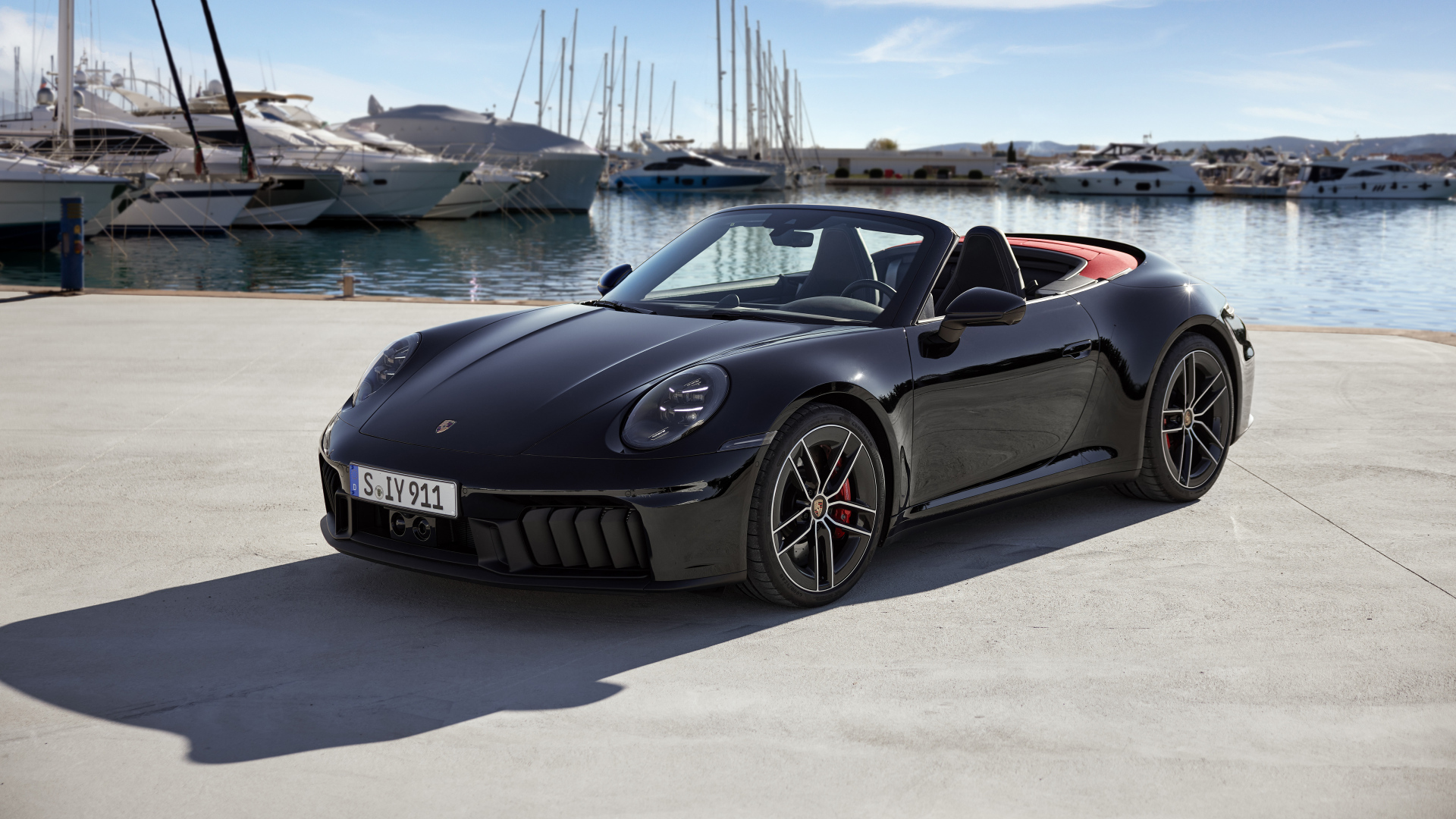 Автомобиль Porsche 911 Carrera GTS Cabriolet 2024 года на пристани