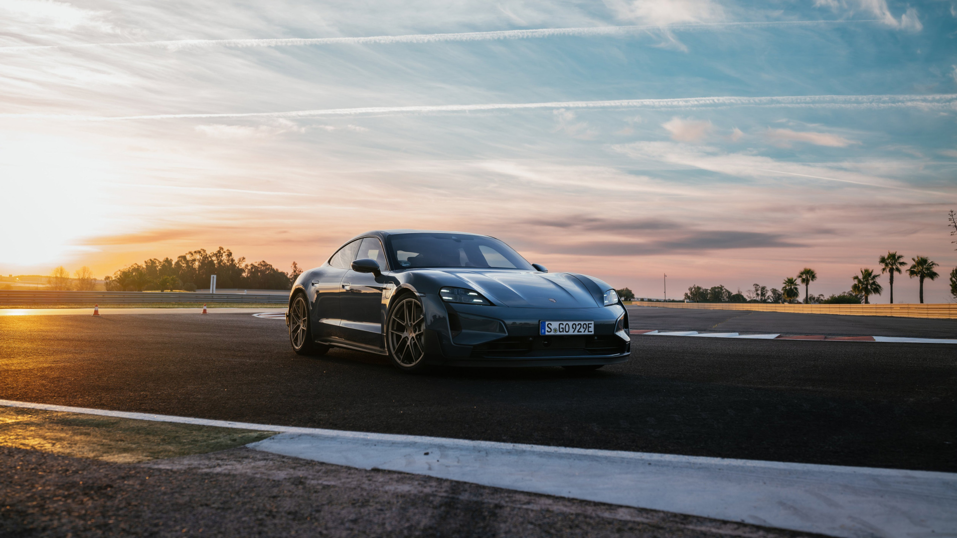 Автомобиль Porsche Taycan Turbo GT 2024 года на фоне неба