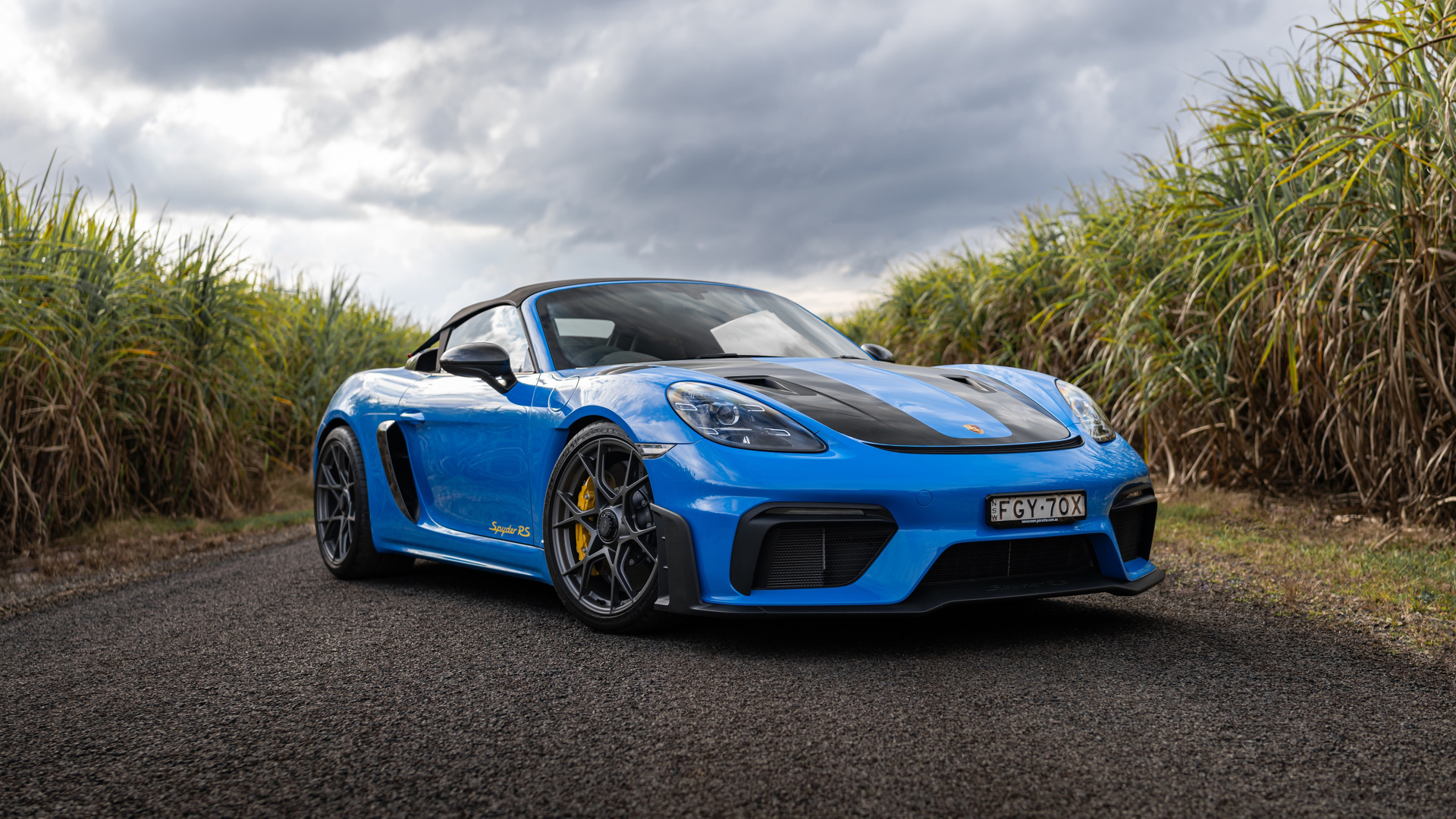 Голубой автомобиль Porsche 718 Spyder RS Weissach Package 2024 года