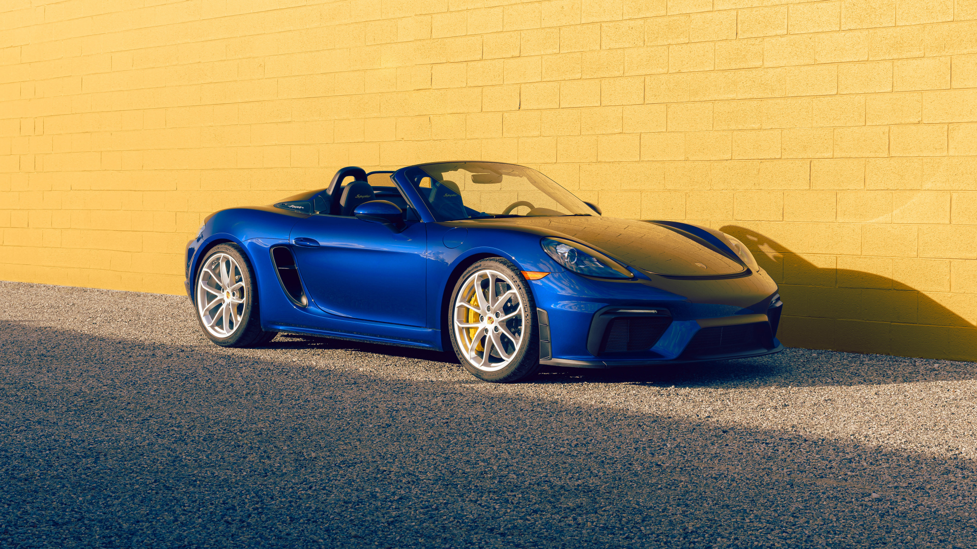 Синий автомобиль кабриолет Porsche 718 Spyder