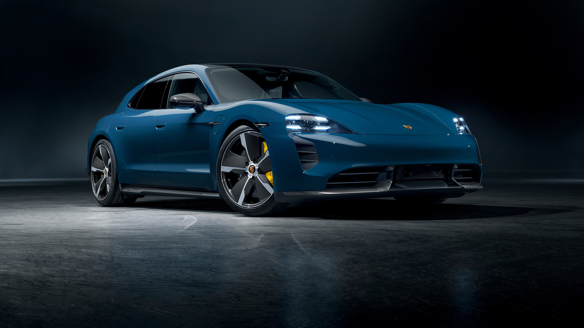 Синий автомобиль Porsche Taycan Turbo S