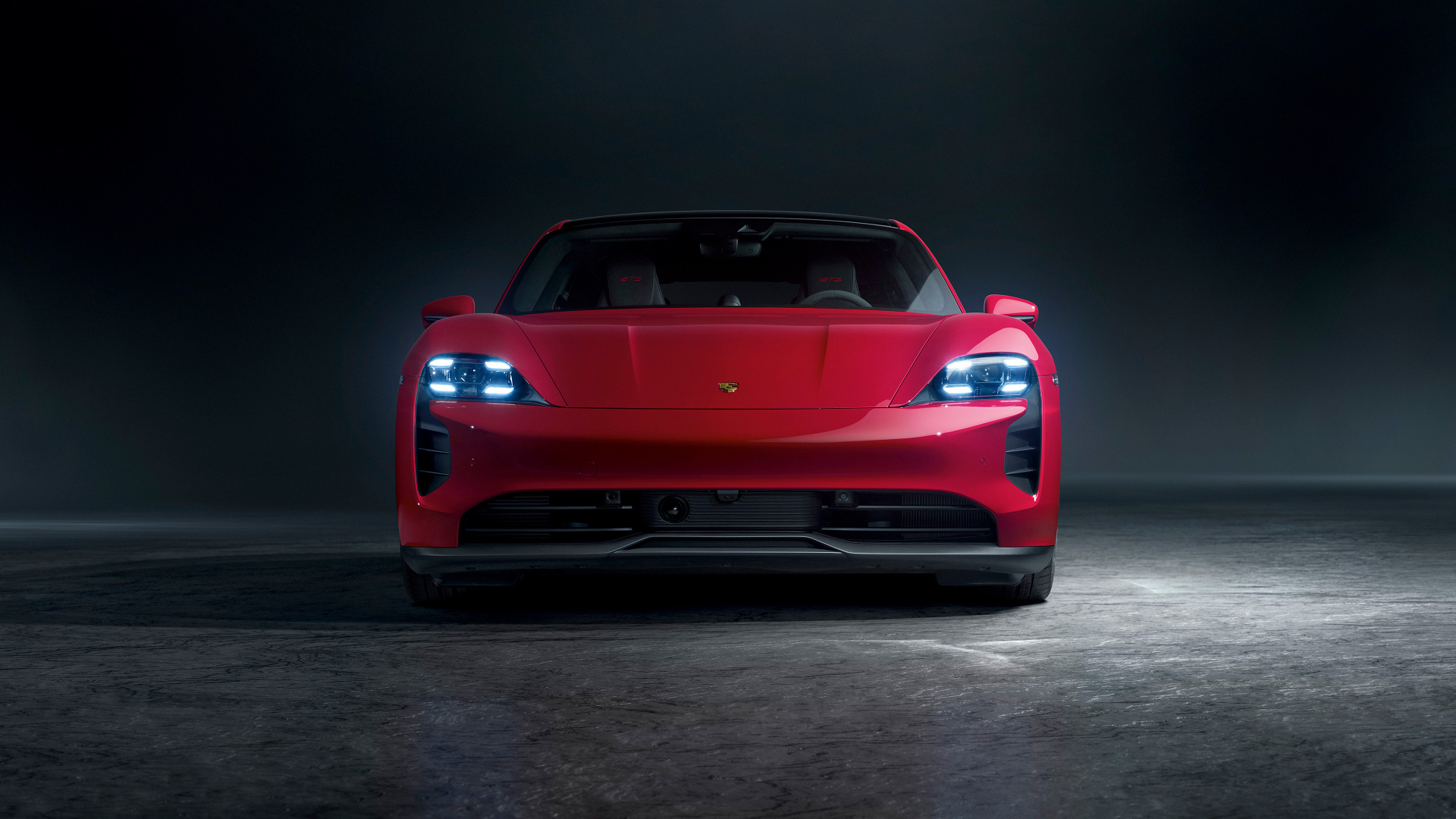 Вид спереди на автомобиль Porsche Taycan GTS