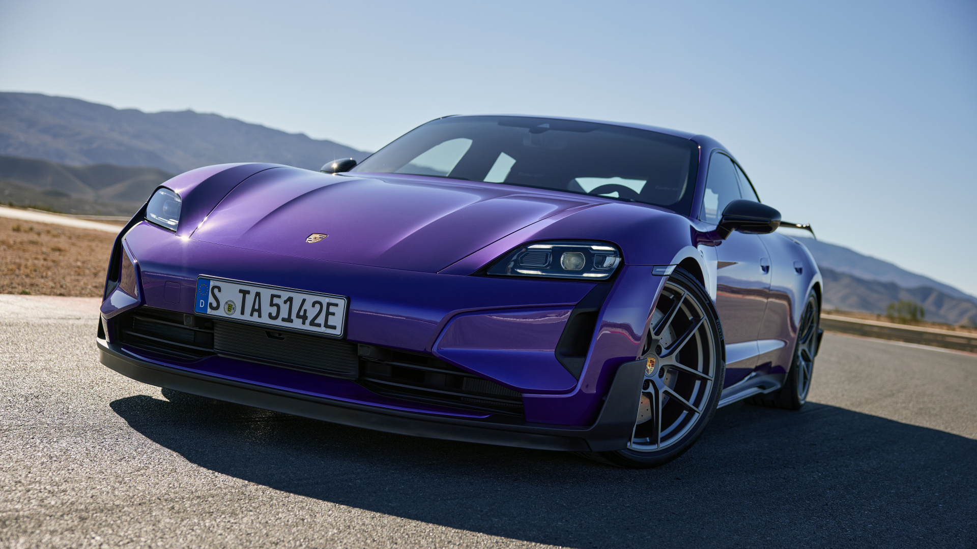 Фиолетовый автомобиль  Porsche Taycan Turbo GT Weissach Package 2024 года