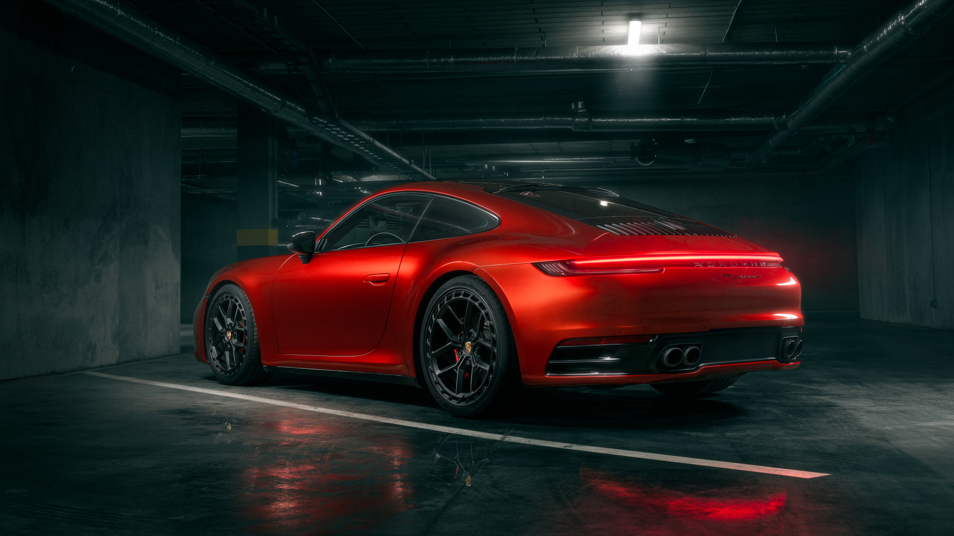 Вид сзади на красный автомобиль Porsche 911 Carrera S