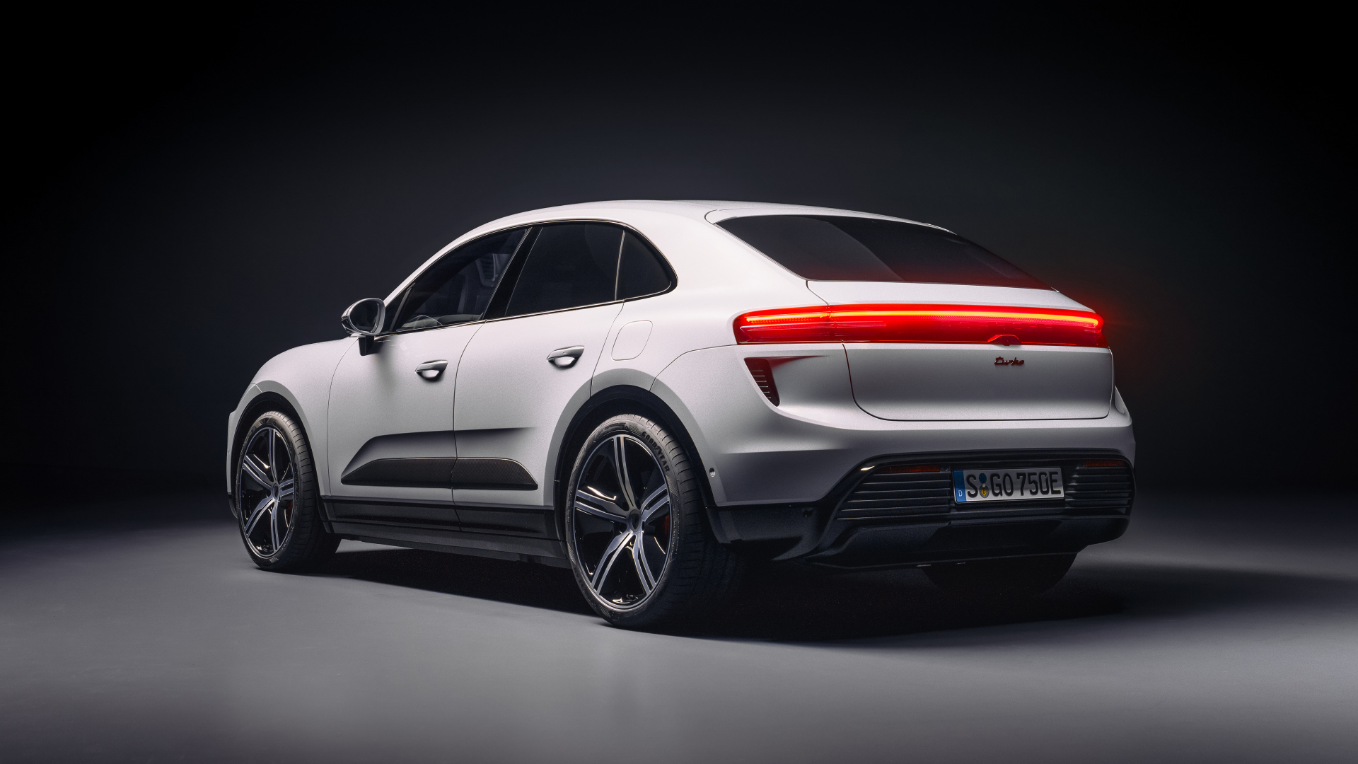 Вид сзади на автомобиль Porsche Macan Turbo 2024 года
