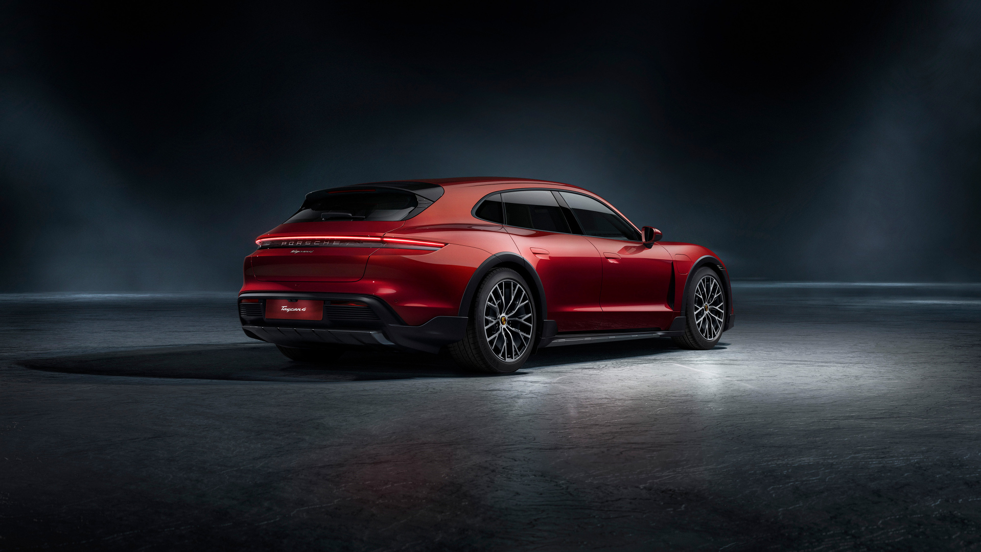 Красный автомобиль Porsche Taycan вид сзади