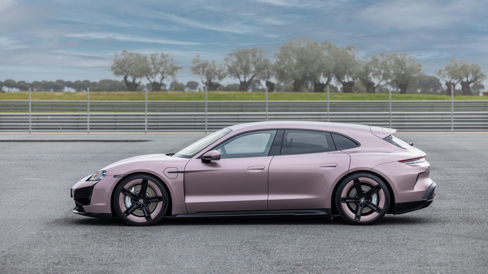 Вид сбоку на автомобиль Porsche Taycan Turbo Sport Turismo 2024 года