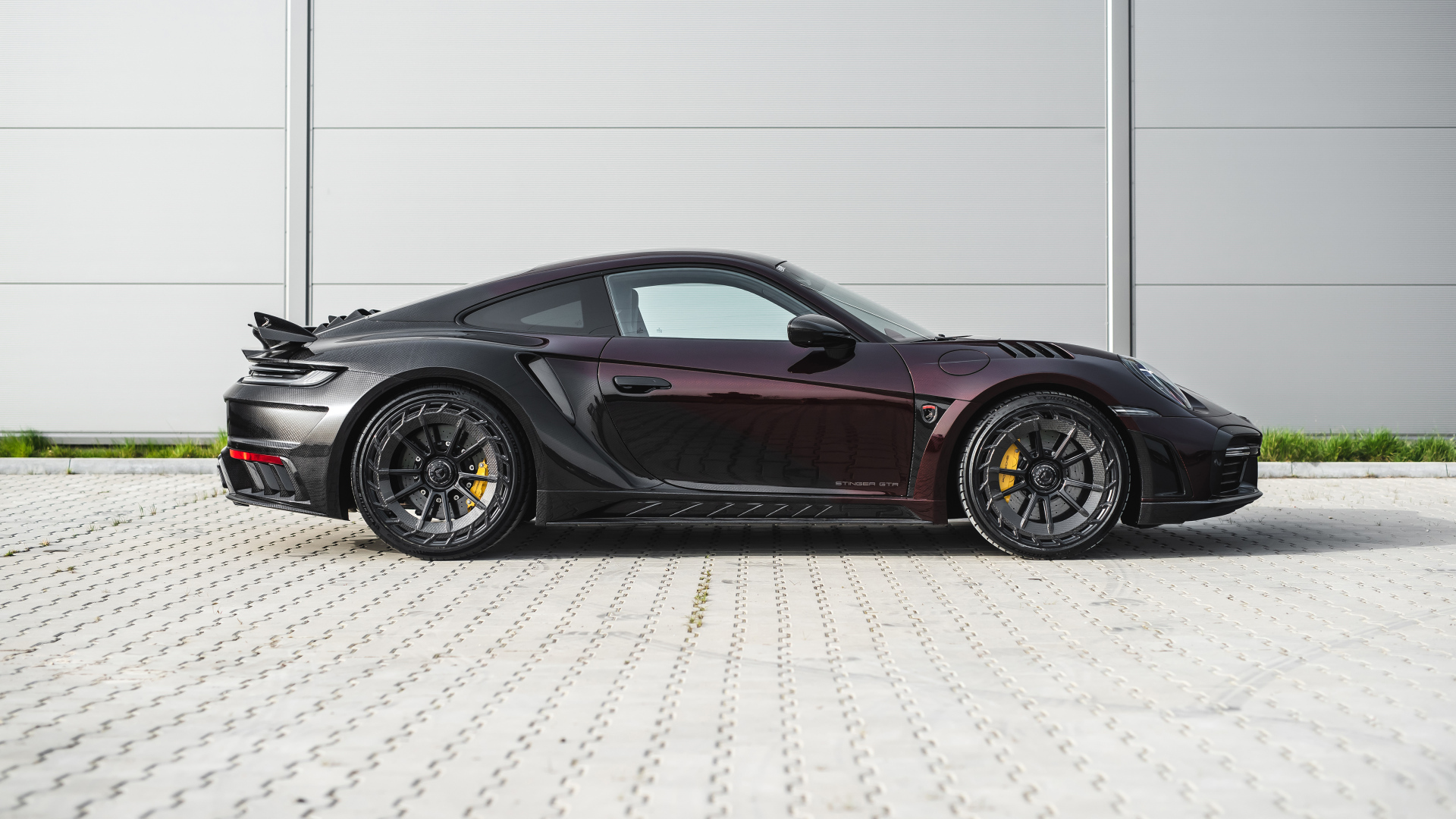 Вид сбоку на автомобиль TopCar Porsche 911 Turbo S Stinger GTR Stealth Edition