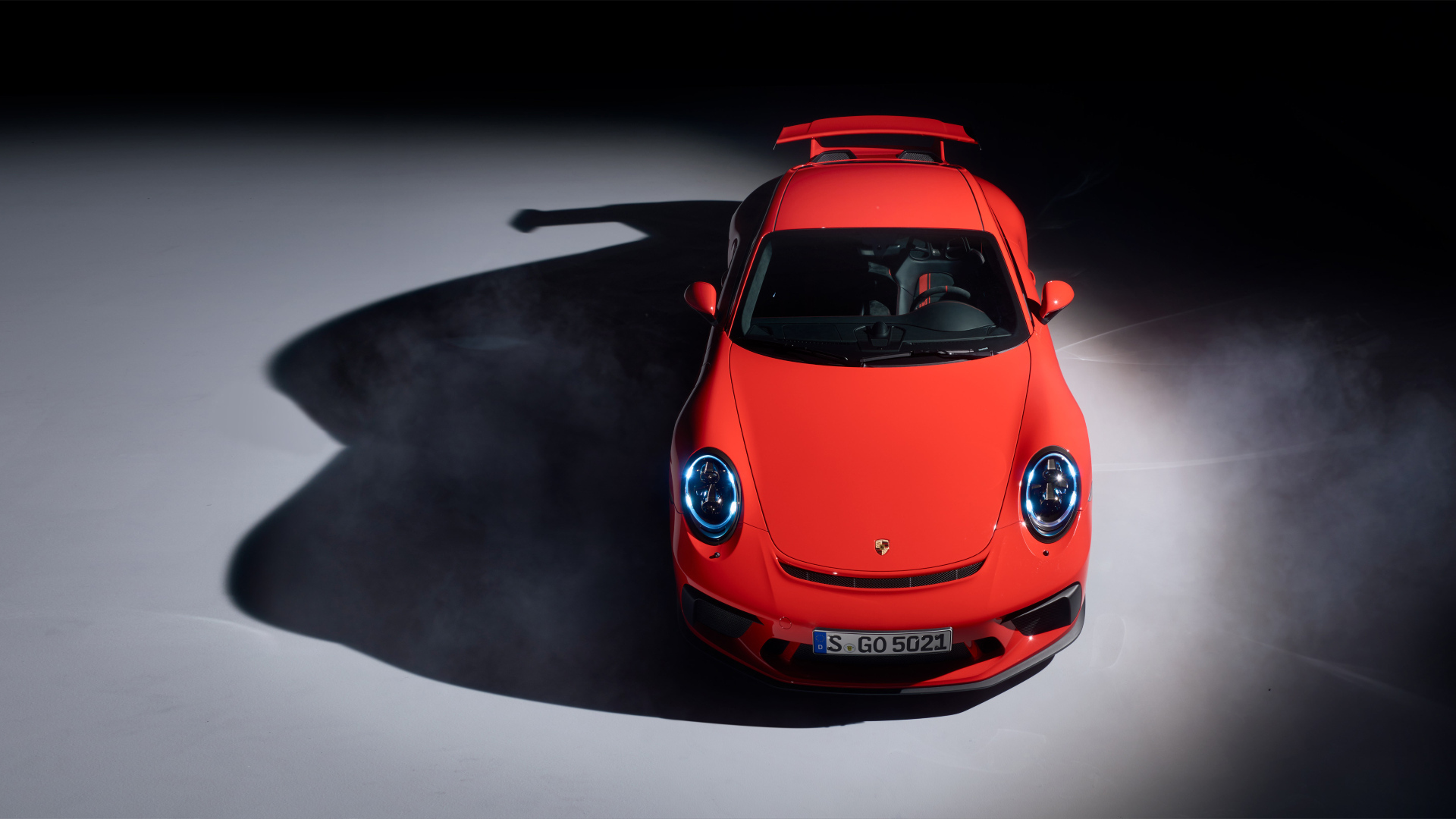 Вид сверху на красный автомобиль Porsche 911 GT3