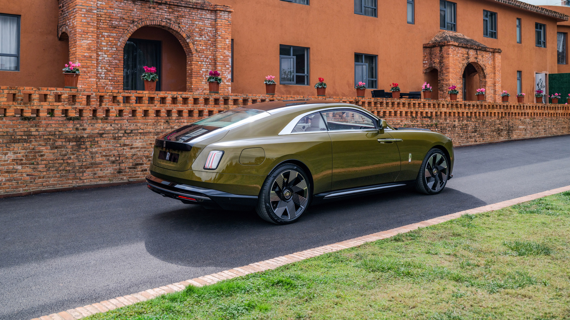 Автомобиль Rolls-Royce Spectre 2023 года вид сзади