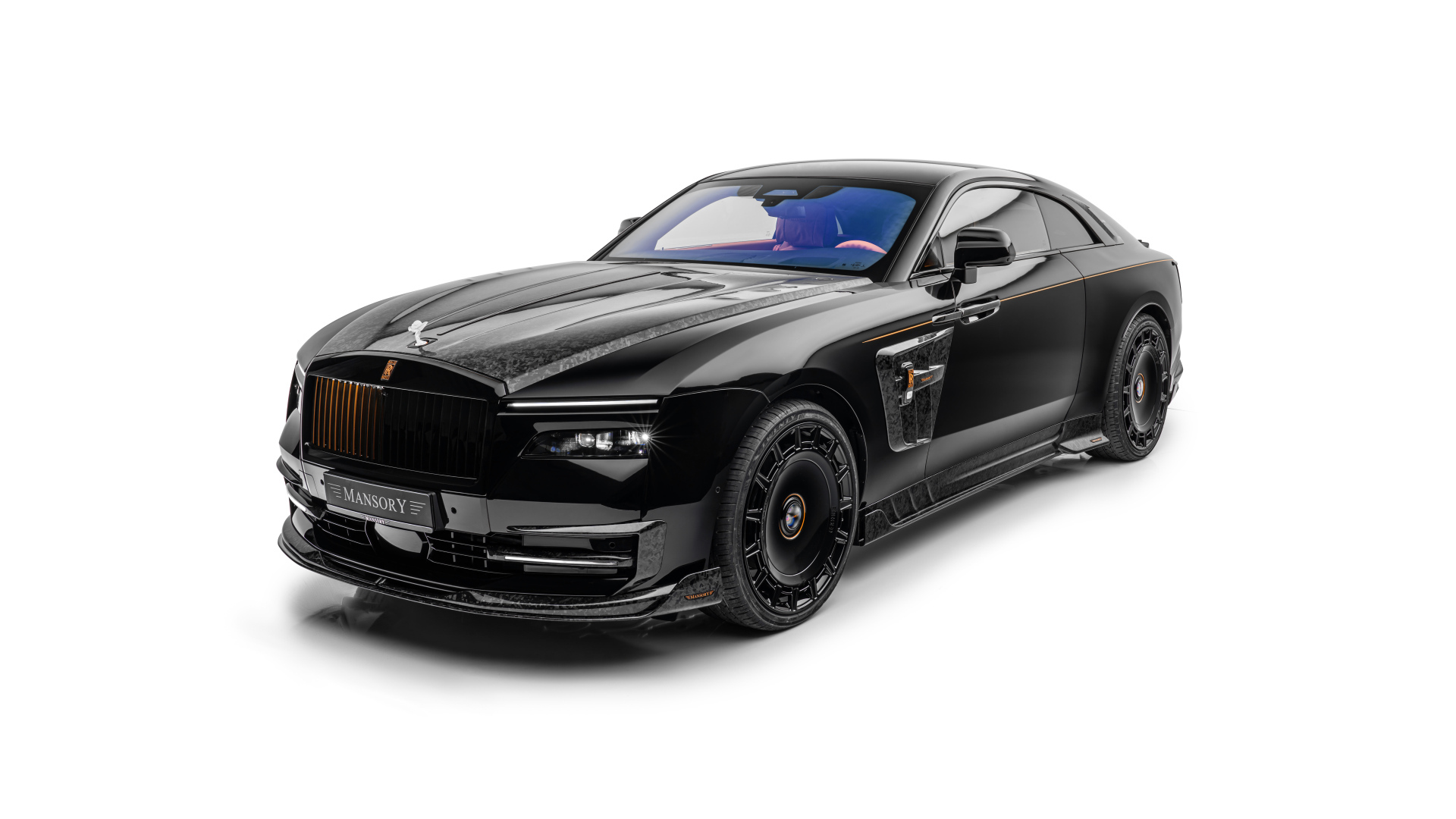 Черный автомобиль Mansory Rolls-Royce Spectre Launch Edition 2024 года на белом фоне