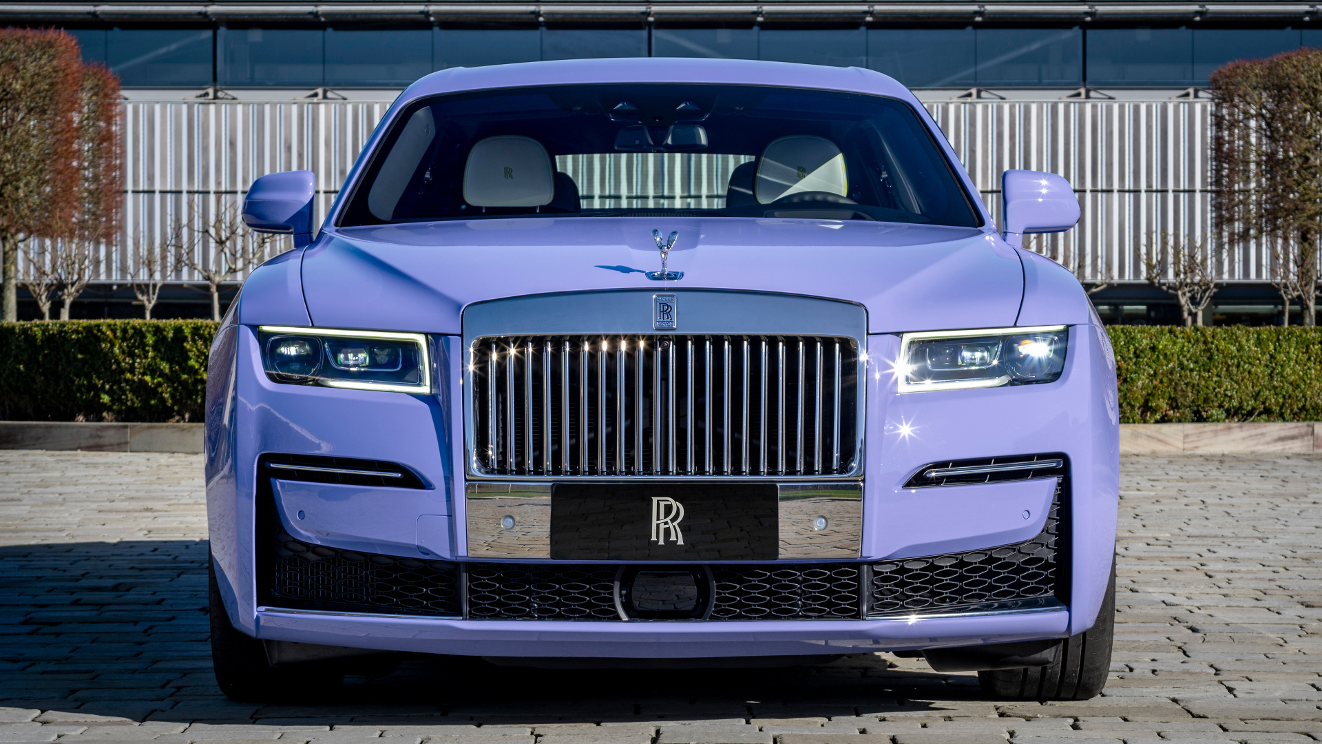 Дорогой автомобиль Rolls-Royce Ghost Extended Expressionism 2024 года вид спереди