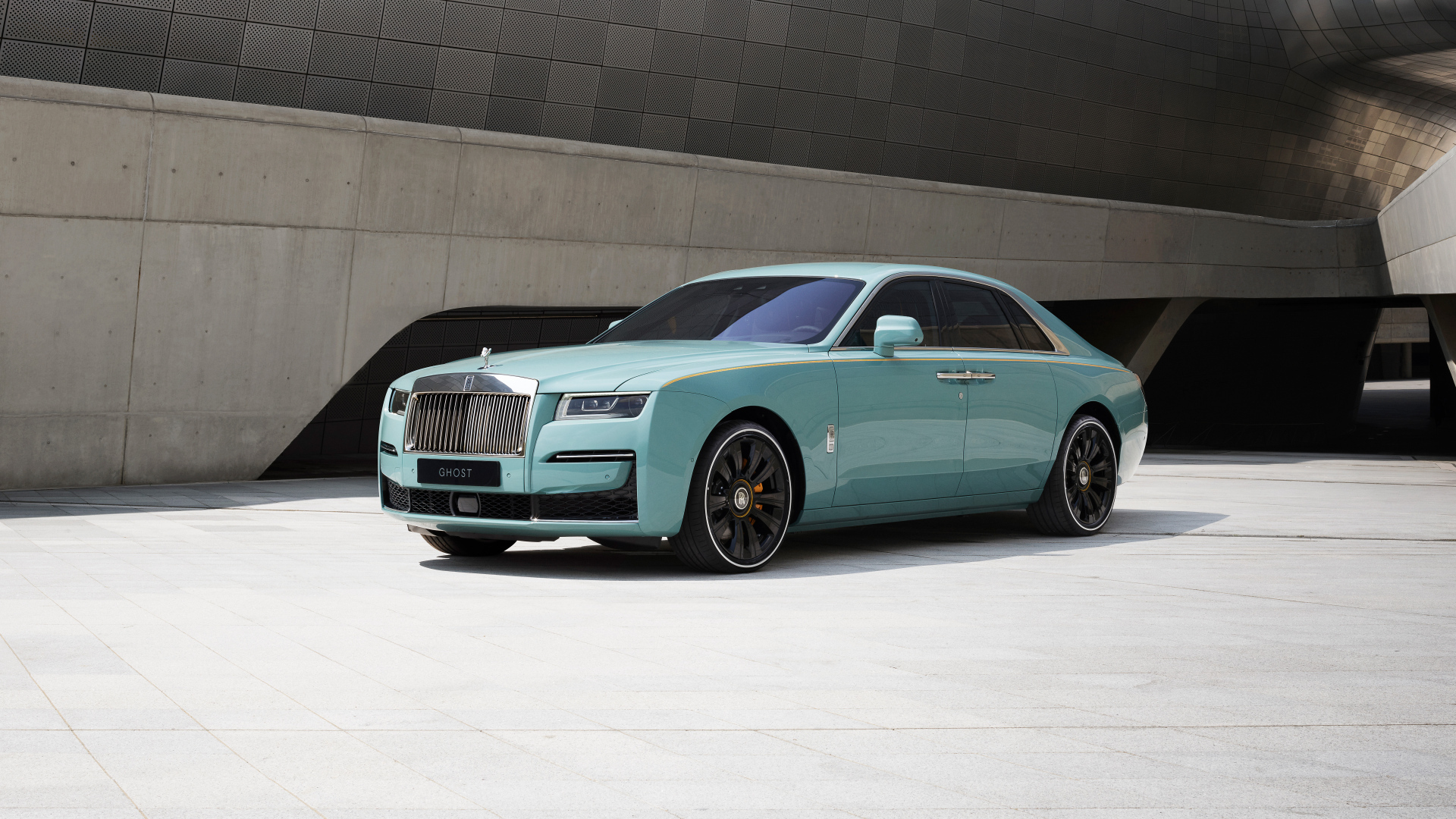 Дорогой престижный автомобиль Rolls-Royce Ghost