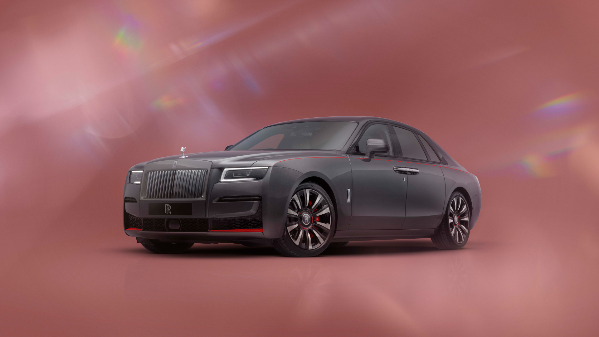 Дорогой стильный автомобиль Rolls-Royce Ghost Prism на розовом фоне