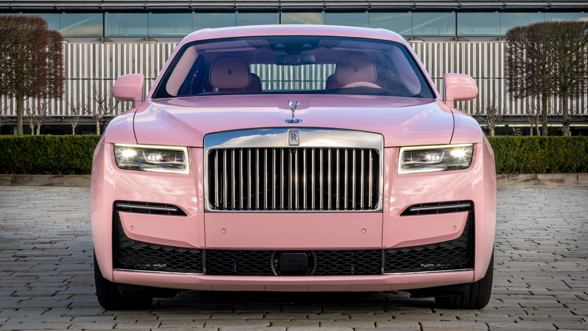 Розовый автомобиль Rolls-Royce Ghost вид спереди