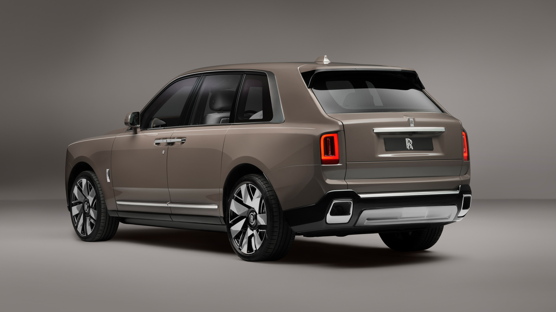 Вид сзади на автомобиль Rolls-Royce Cullinan Series II