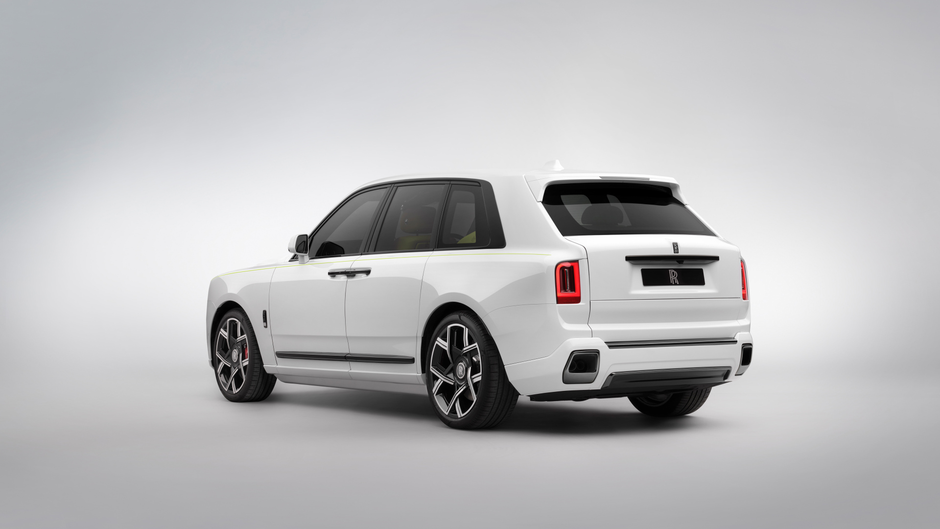 Вид сзади на автомобиль Rolls-Royce Black Badge Cullinan Series II