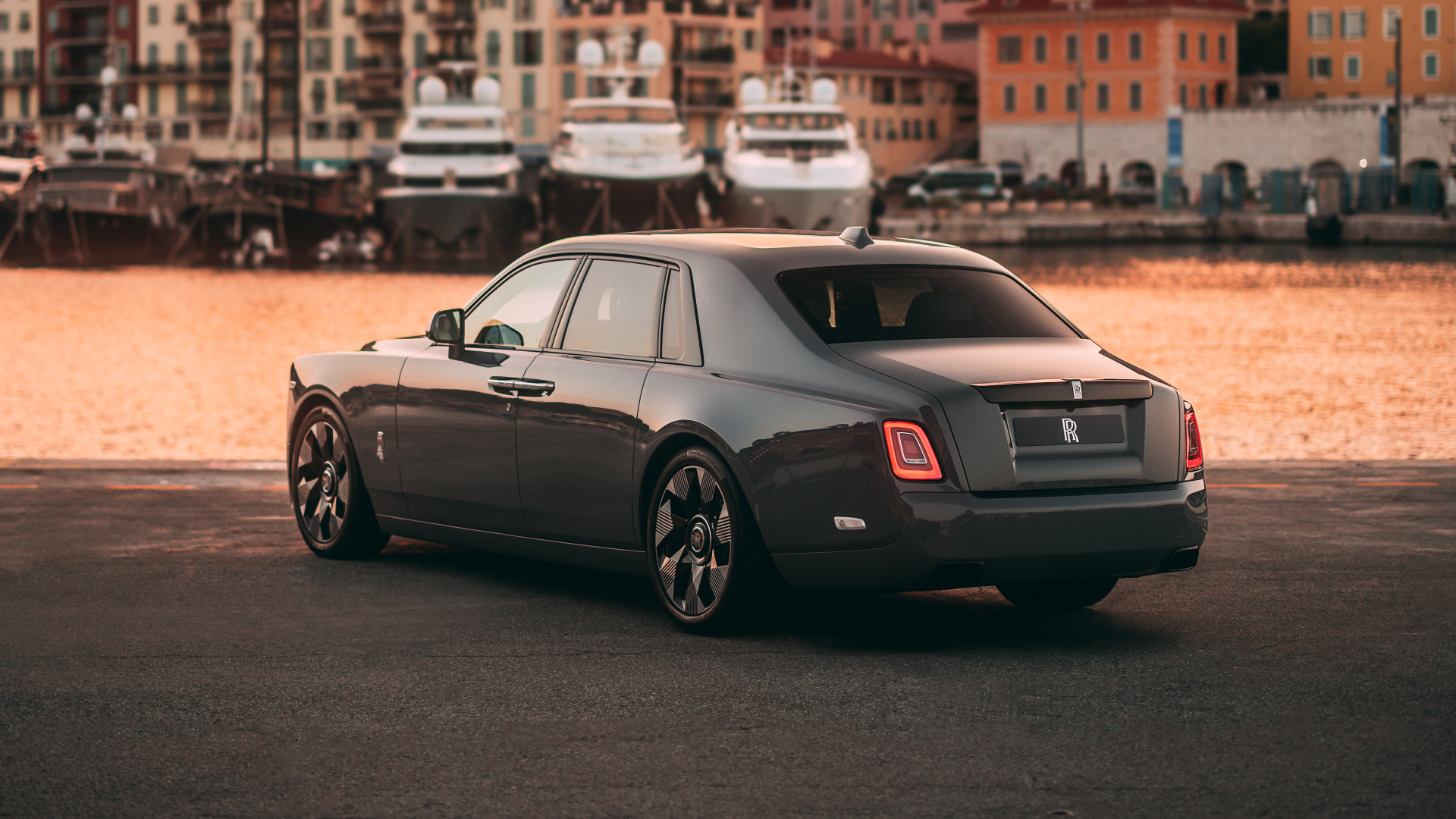 Вид сзади на автомобиль Rolls-Royce Phantom Rear