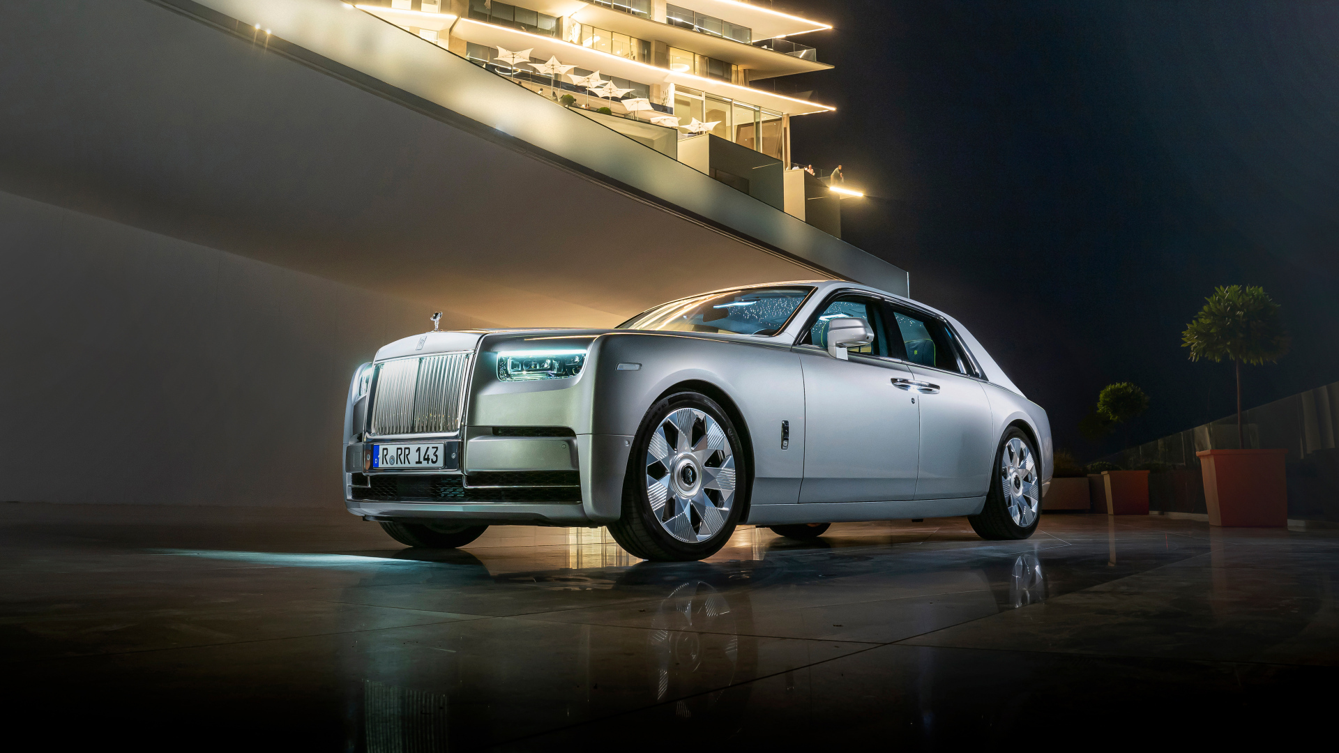 Серебристый дорогой автомобиль Rolls-Royce Phantom