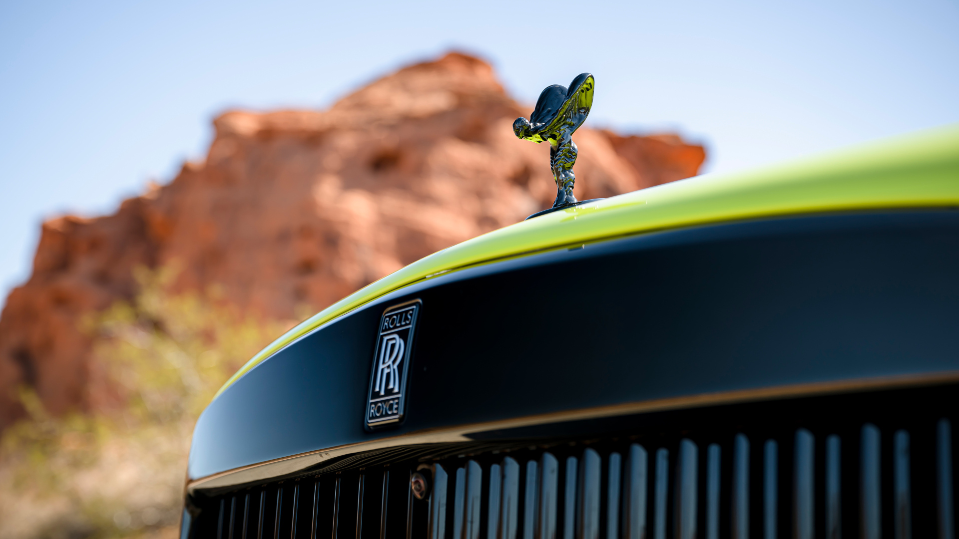 Украшение Spirit Of Ecstasy на капоте автомобиля Rolls-Royce