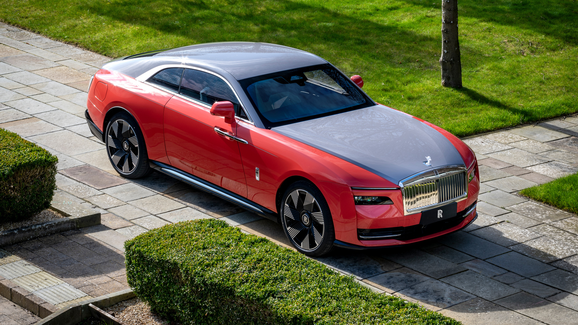 Вид сверху на автомобиль Rolls-Royce Spectre Escapism 2024 года