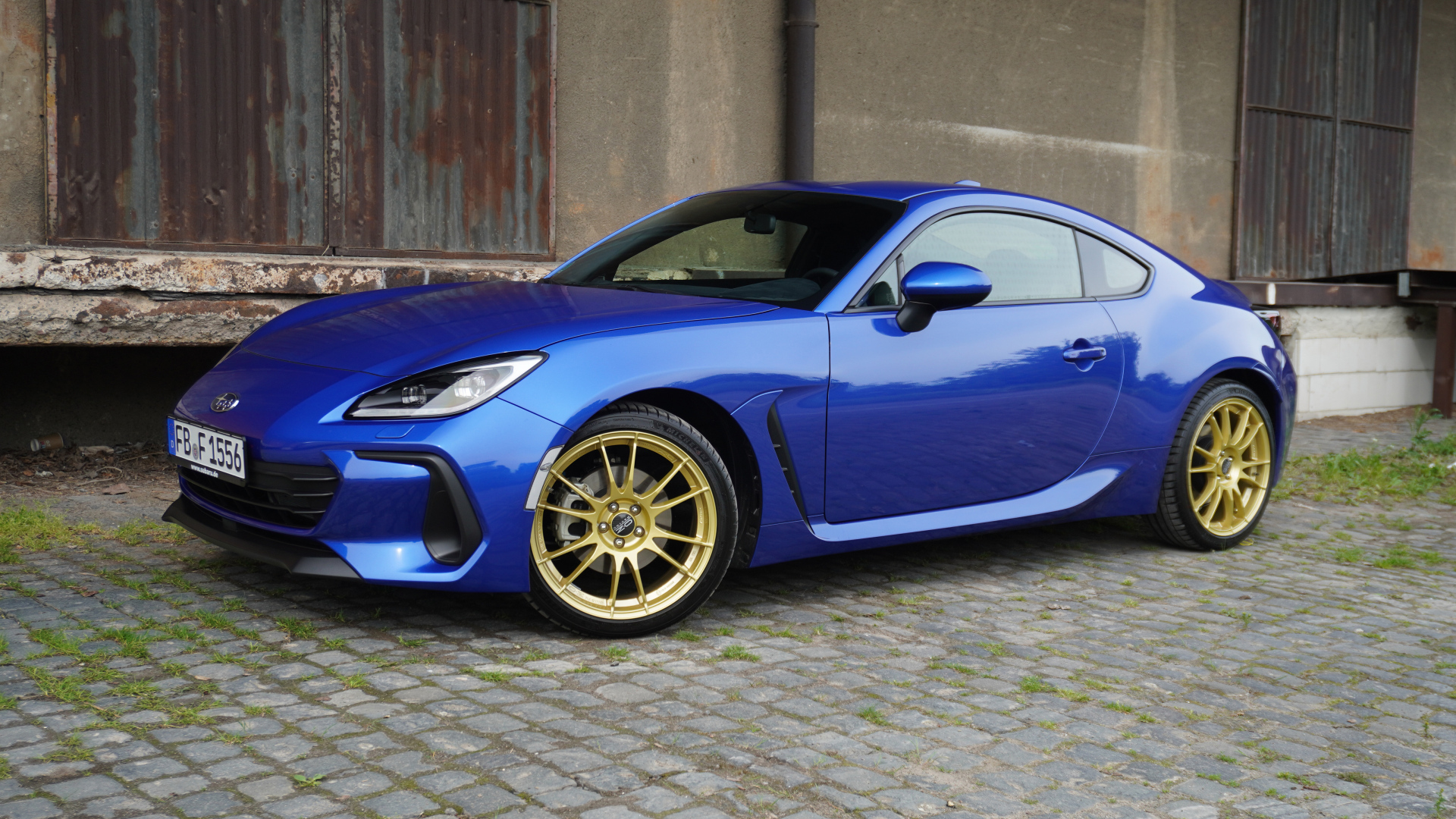 Синий автомобиль Subaru BRZ Final Edition 2024 года