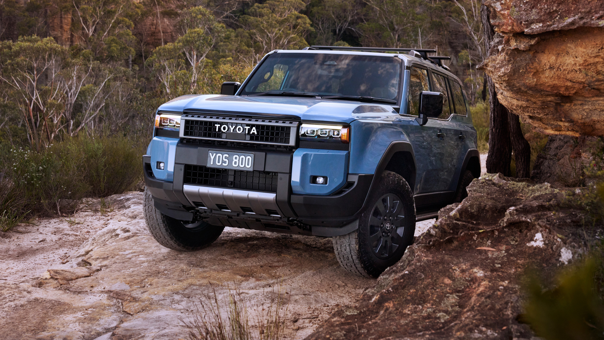 Синий внедорожник Toyota Land Cruiser Prado Altitude 2024  года