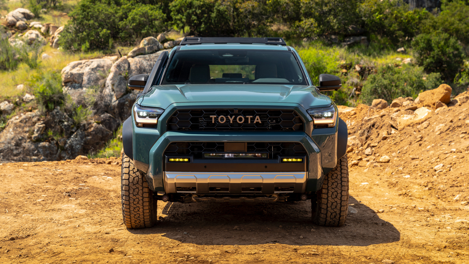 Вид спереди на внедорожник Toyota 4Runner Trailhunter 2025 года