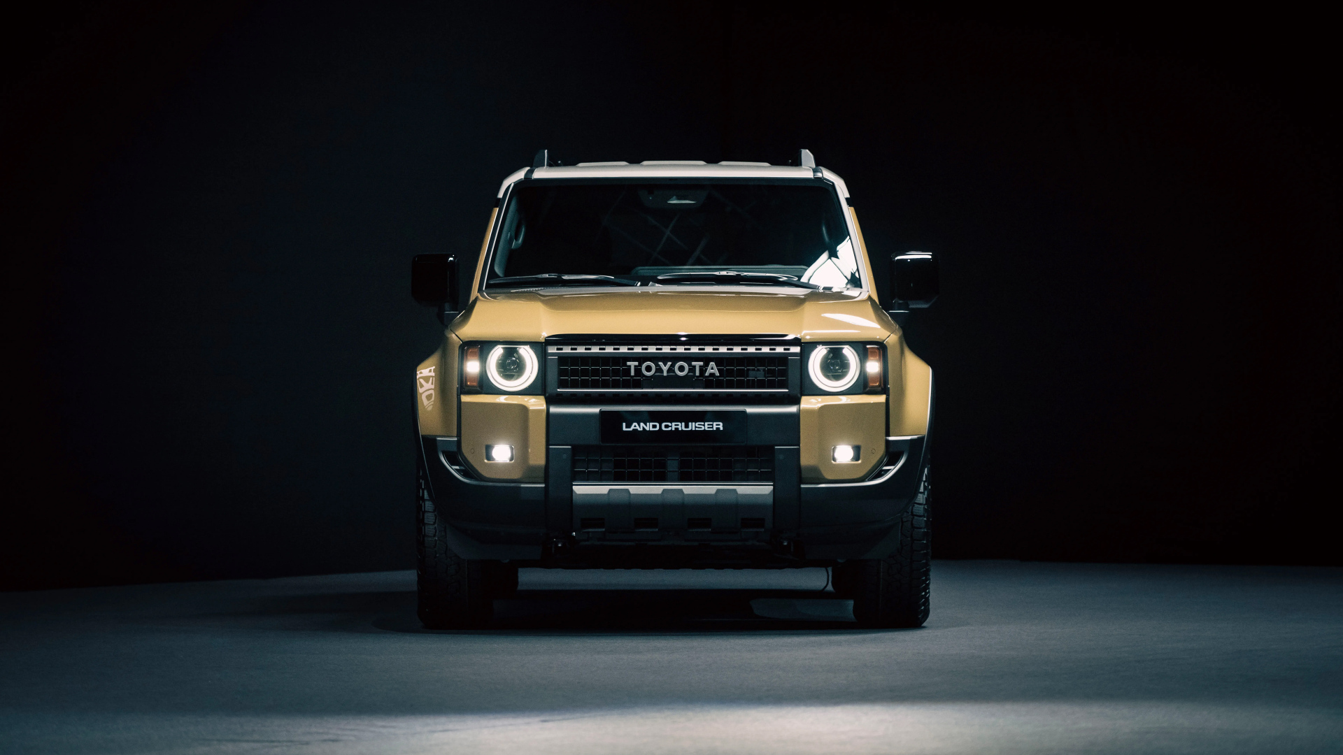 Вид спереди на автомобиль Toyota Land Cruiser First Edition