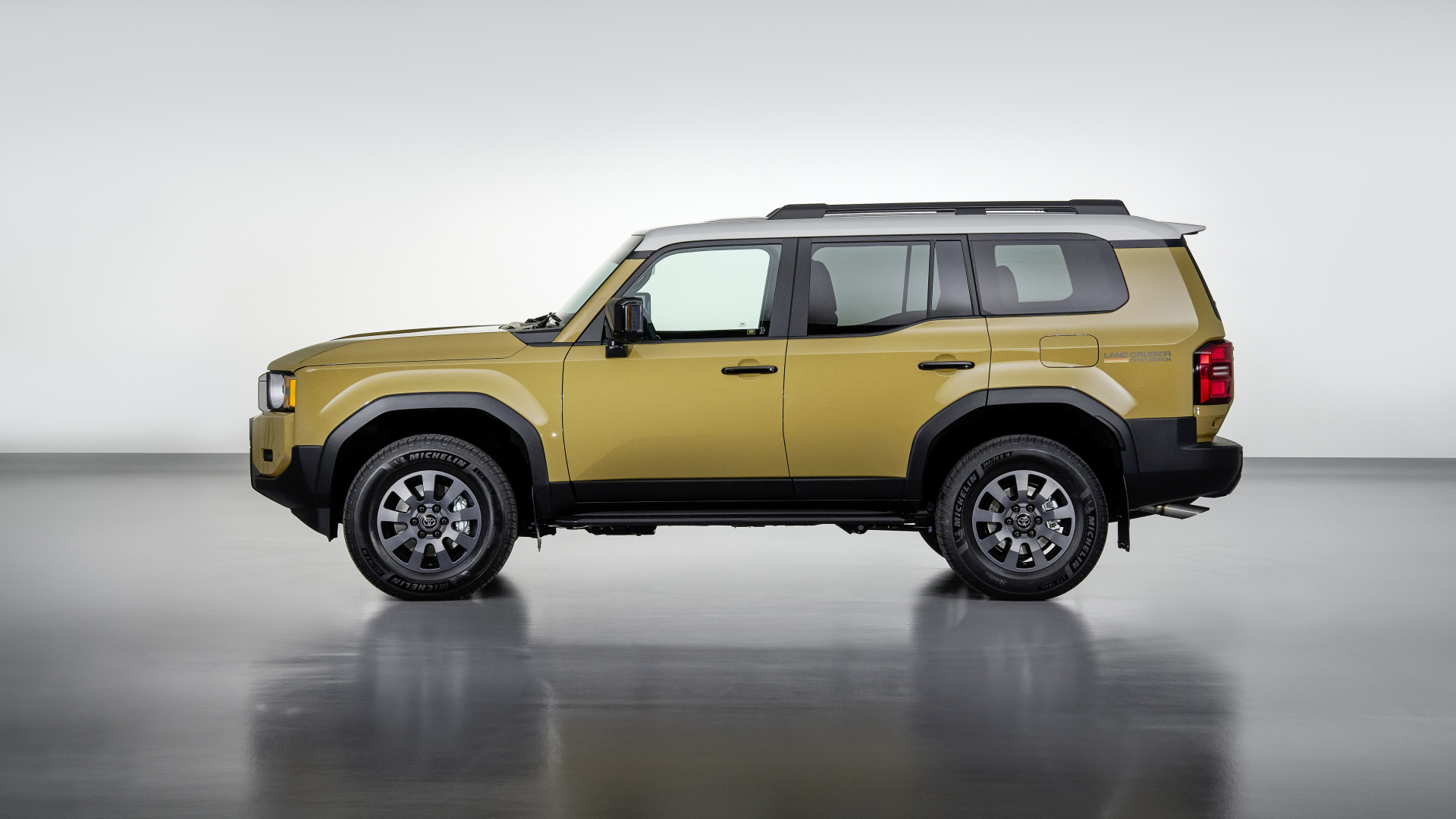 Вид сбоку на автомобиль Toyota Land Cruiser First Edition