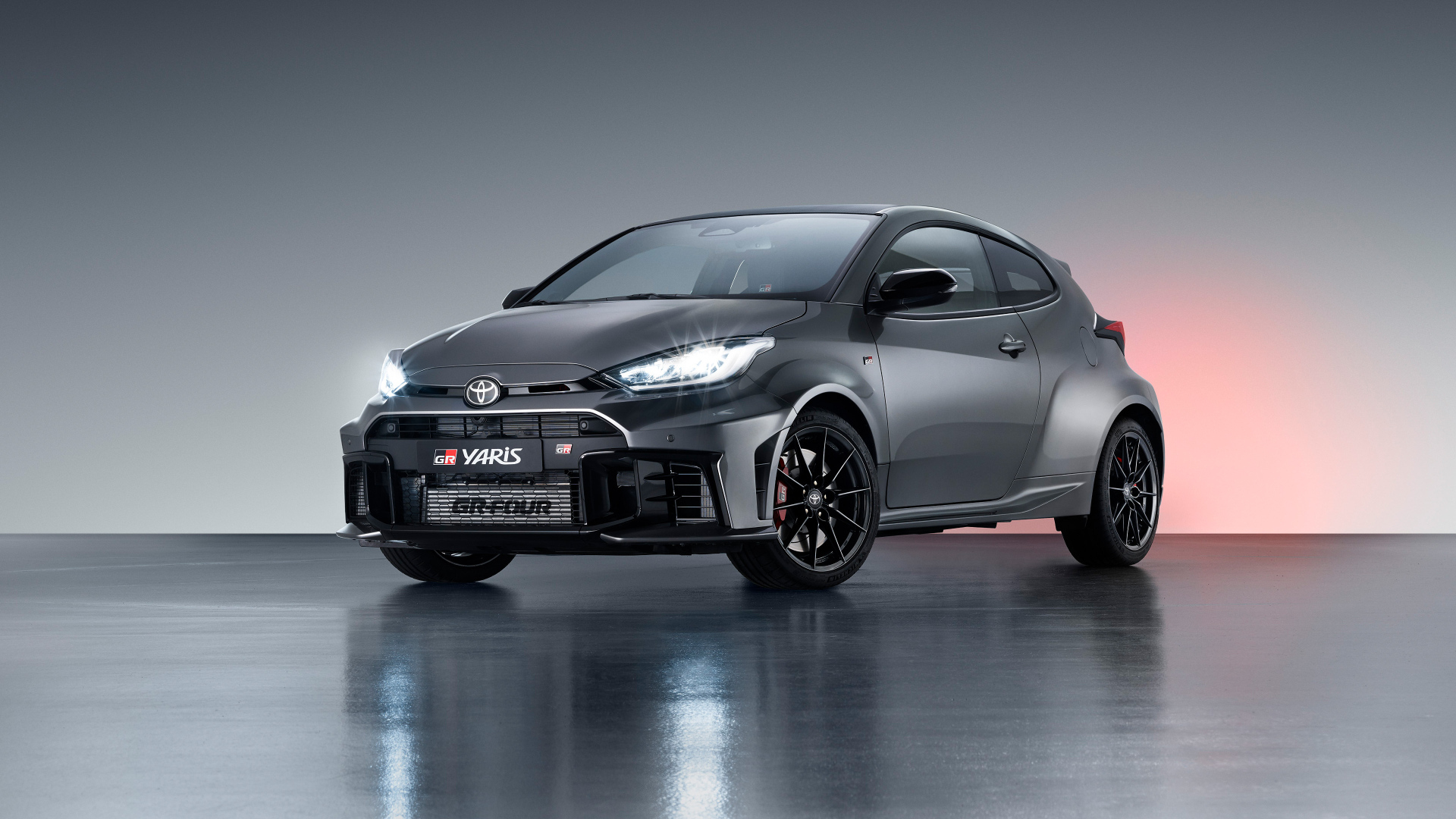 Серебристый автомобиль Toyota GR Yaris 2024  года