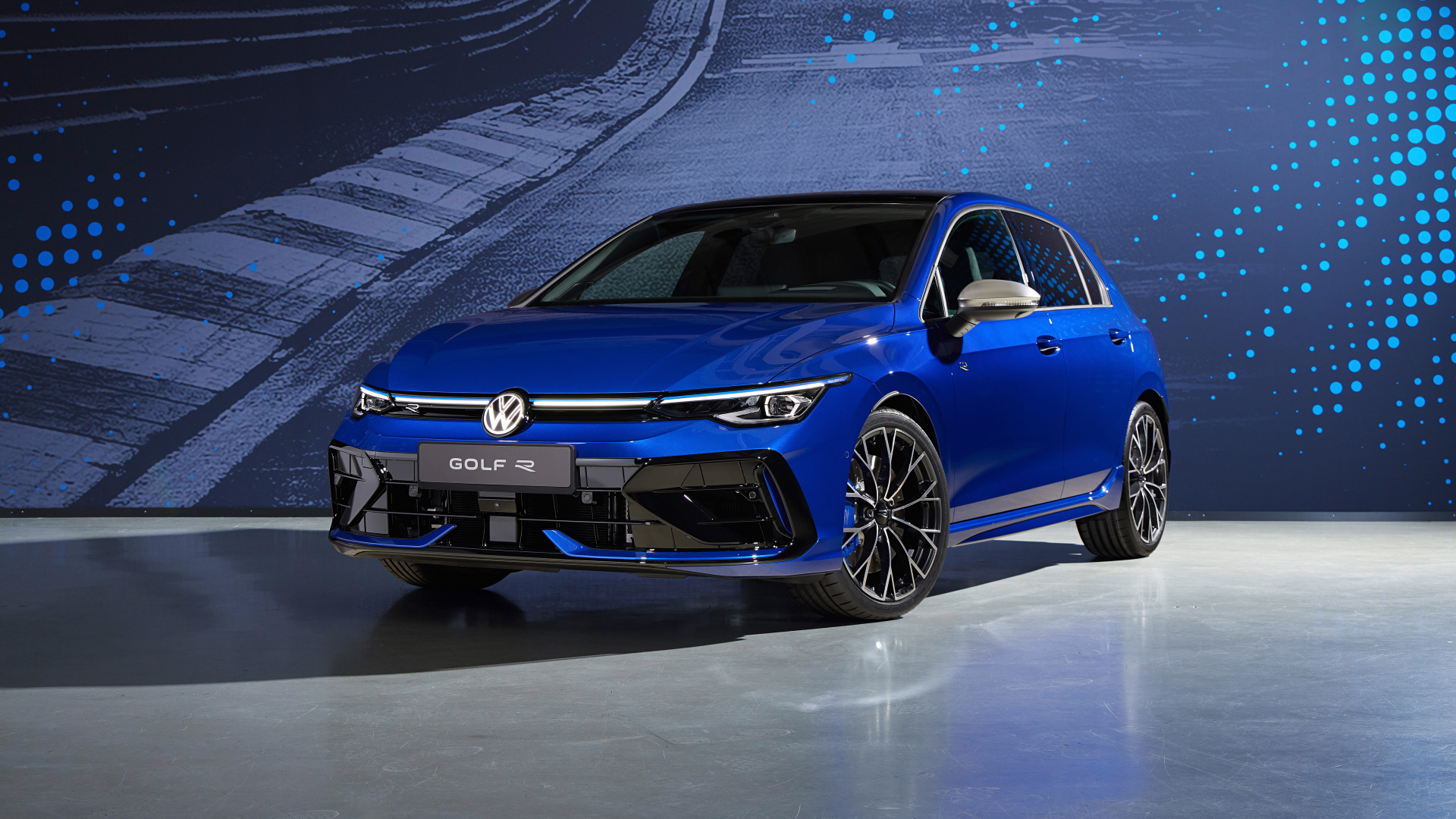 Синий Volkswagen Golf R 2024 года