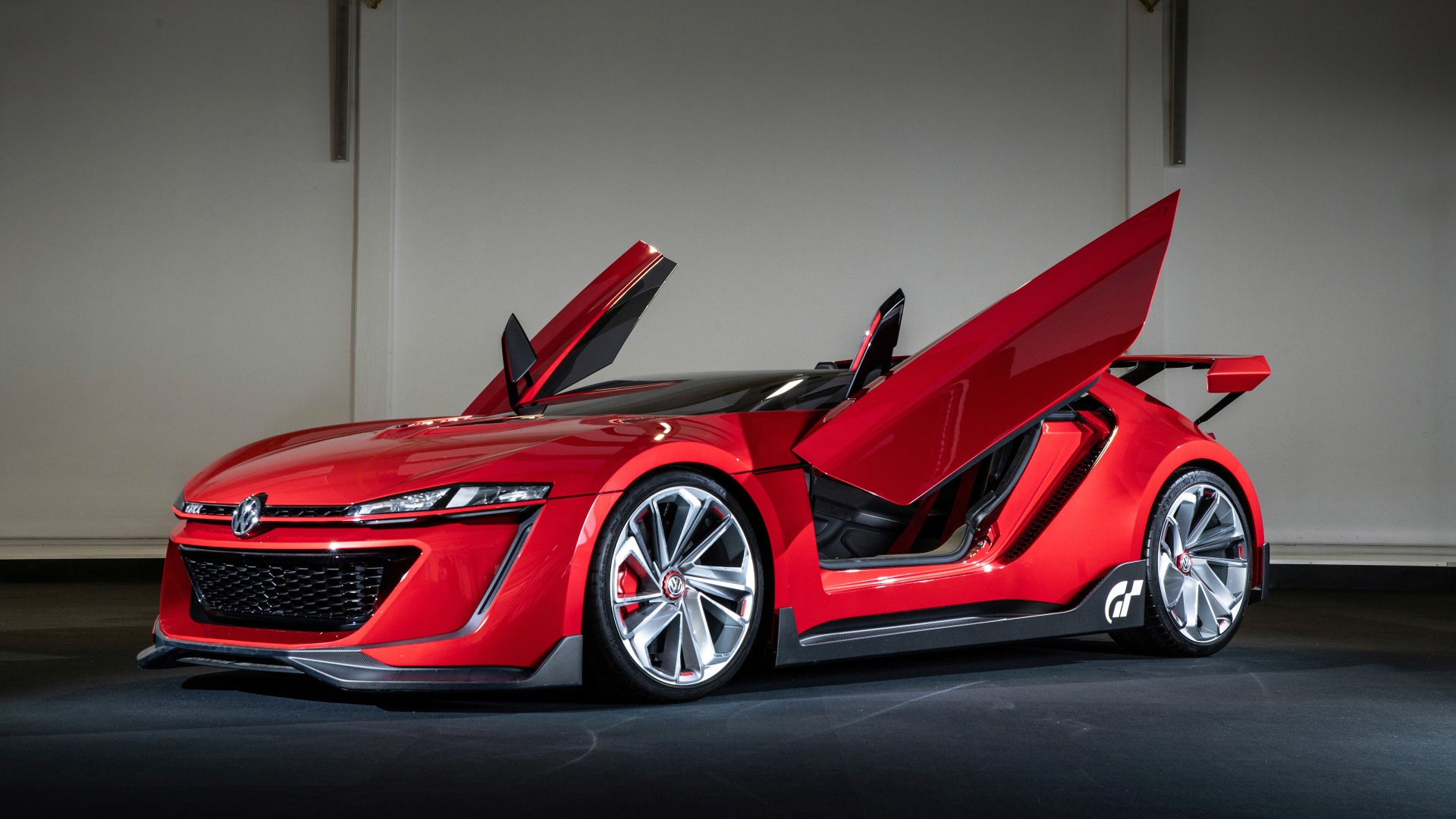 Красный кабриолет Volkswagen GTI Roadster с открытыми дверями
